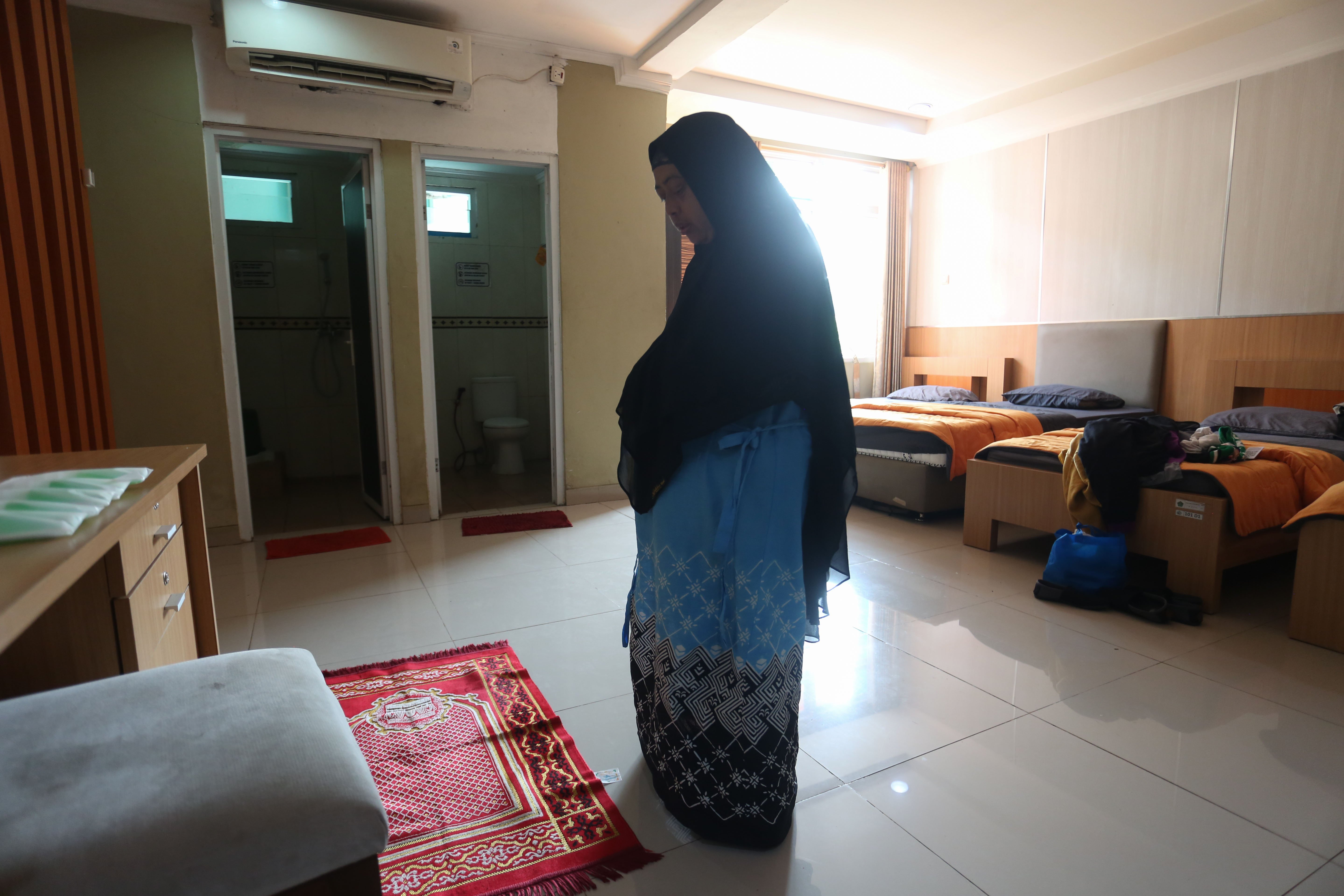 Jamaah calon haji melaksanakan sholat sunah di kamar Asrama Haji Pondok Gede, Jakarta, Selasa (21/4/2026). Sebanyak 393 jamaah calon haji kloter pertama asal Jakarta mengikuti pemeriksaan administrasi dan kesehatan sebelum diberangkatkan ke tanah suci pada 22 April 2026.