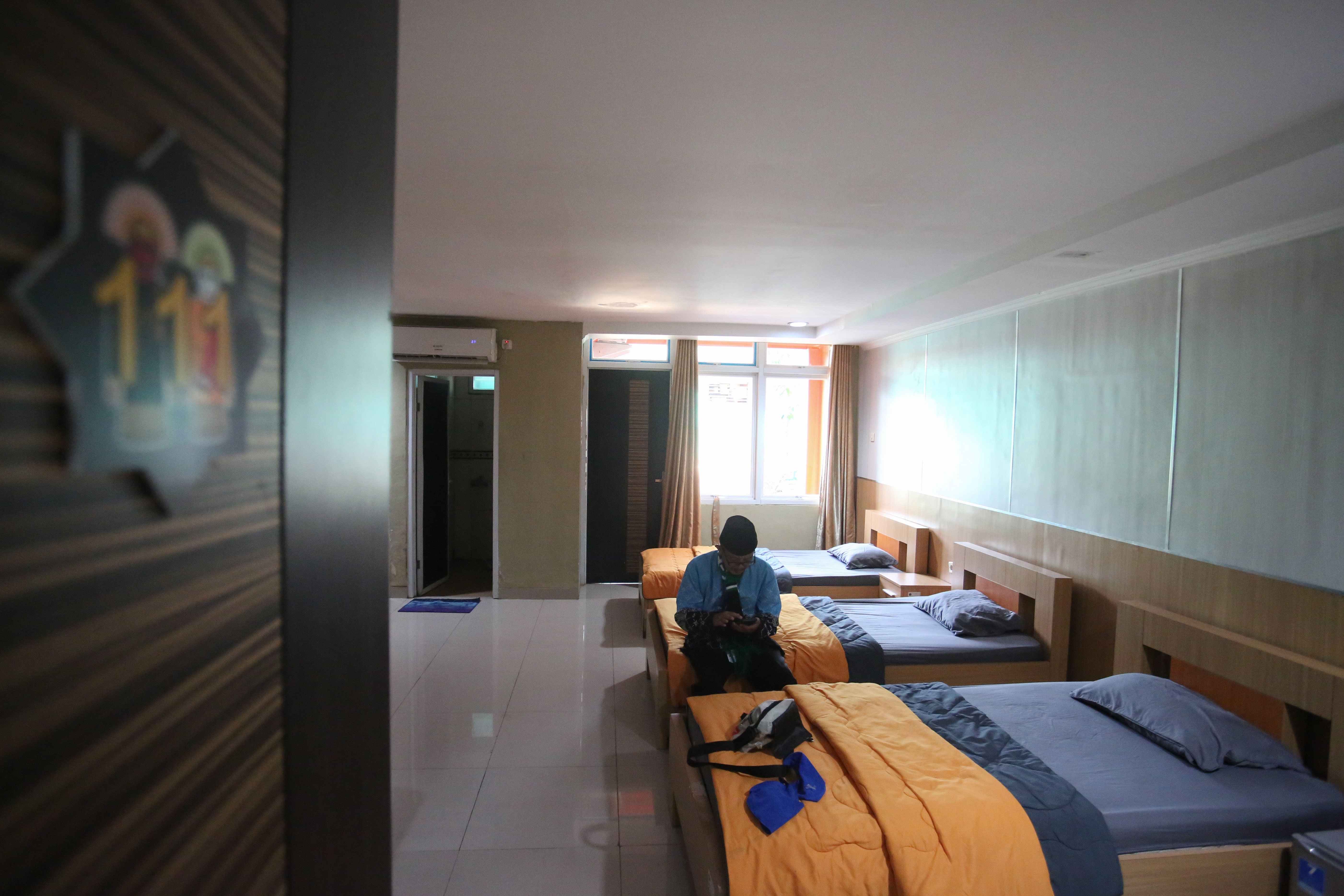 Jamaah calon haji berada di kamar Asrama Haji Pondok Gede, Jakarta, Selasa (21/4/2026). Sebanyak 393 jamaah calon haji kloter pertama asal Jakarta mengikuti pemeriksaan administrasi dan kesehatan sebelum diberangkatkan ke tanah suci pada 22 April 2026.