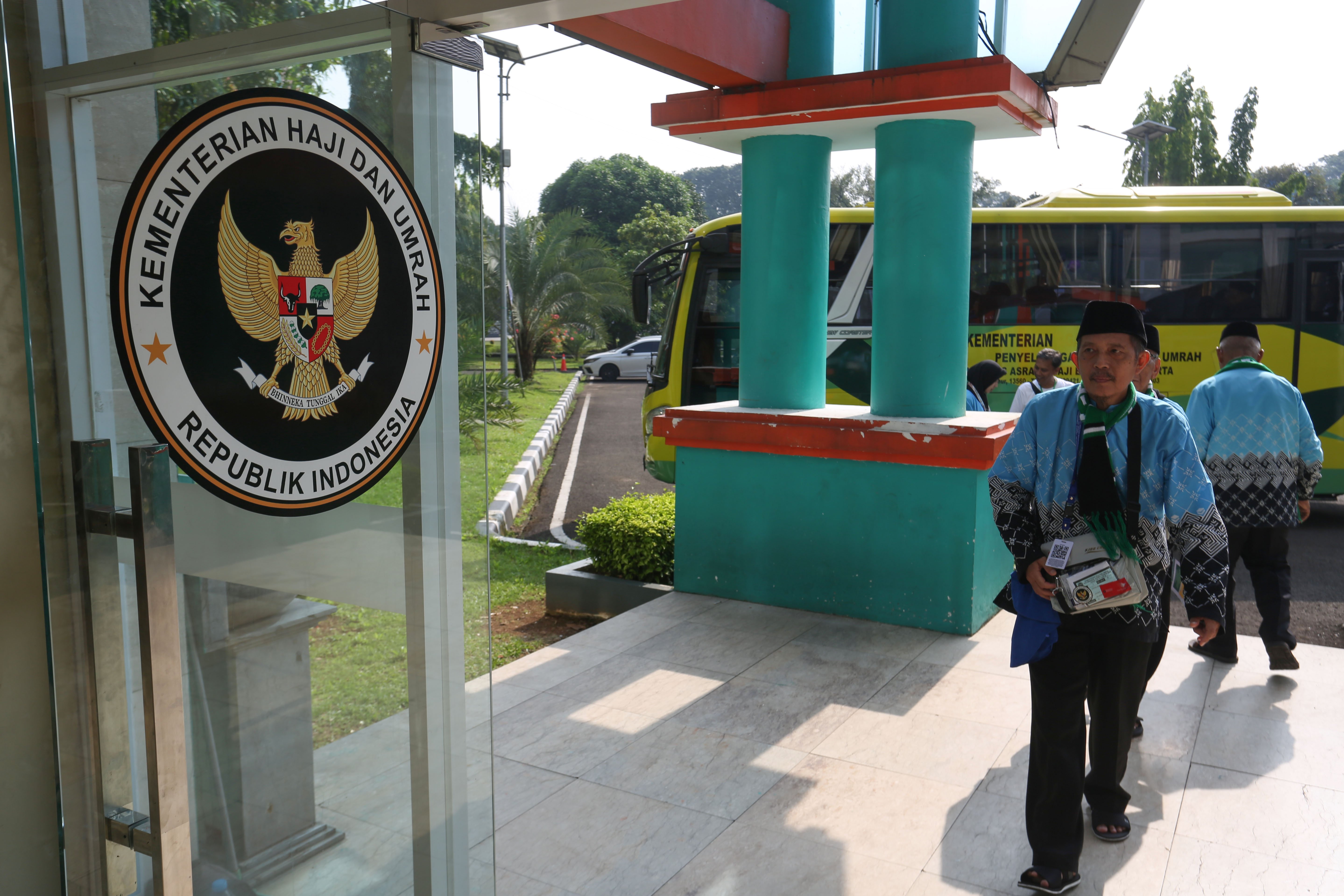 Jamaah calon haji berjalan menuju kamar di Asrama Haji Pondok Gede, Jakarta, Selasa (21/4/2026). Sebanyak 393 jamaah calon haji kloter pertama asal Jakarta mengikuti pemeriksaan administrasi dan kesehatan sebelum diberangkatkan ke tanah suci pada 22 April 2026.