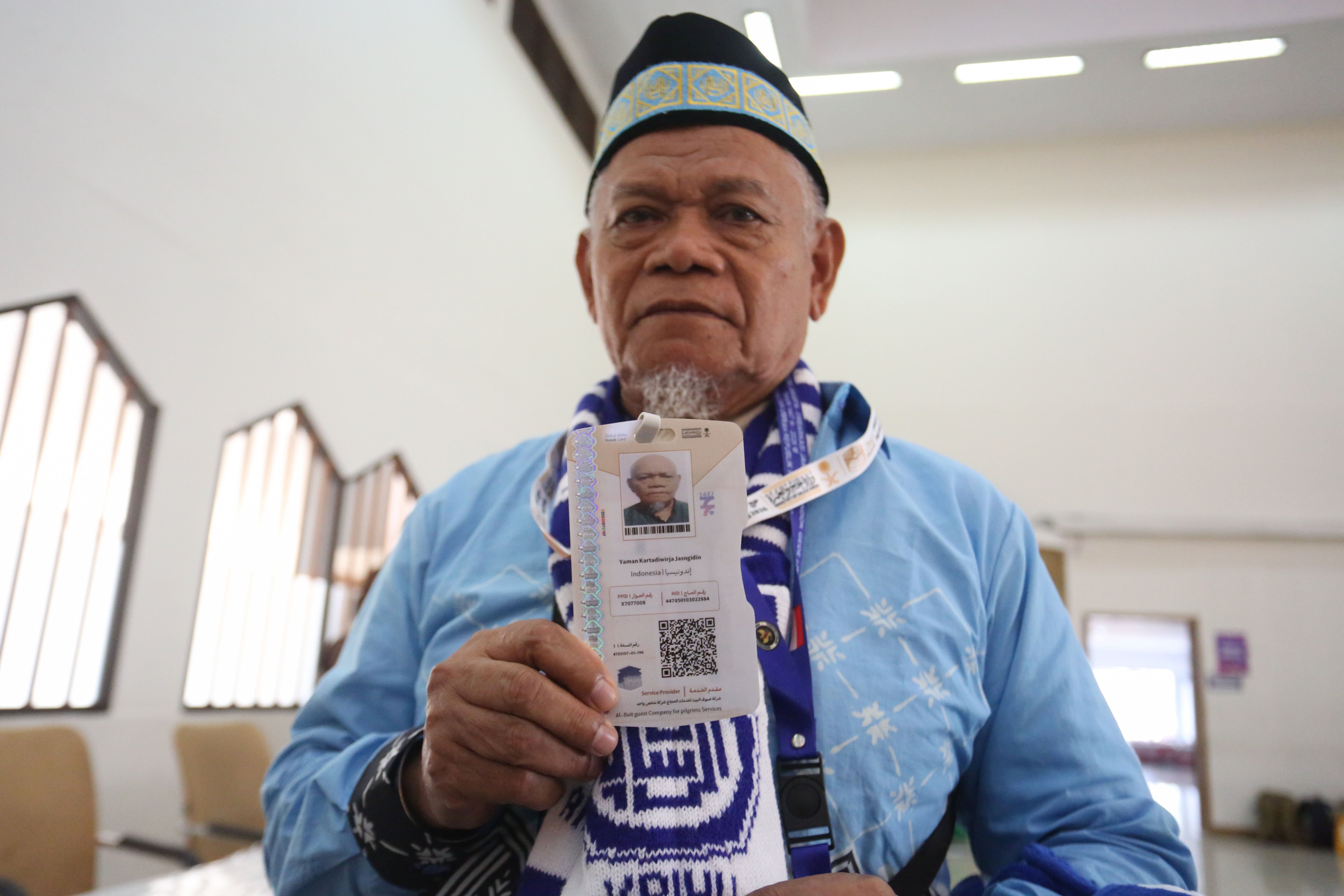 Jamaah calon haji menunjukkan kartu nusuk di Asrama Haji Pondok Gede, Jakarta, Selasa (21/4/2026). Sebanyak 393 jamaah calon haji kloter pertama asal Jakarta mengikuti pemeriksaan administrasi dan kesehatan sebelum diberangkatkan ke tanah suci pada 22 April 2026.