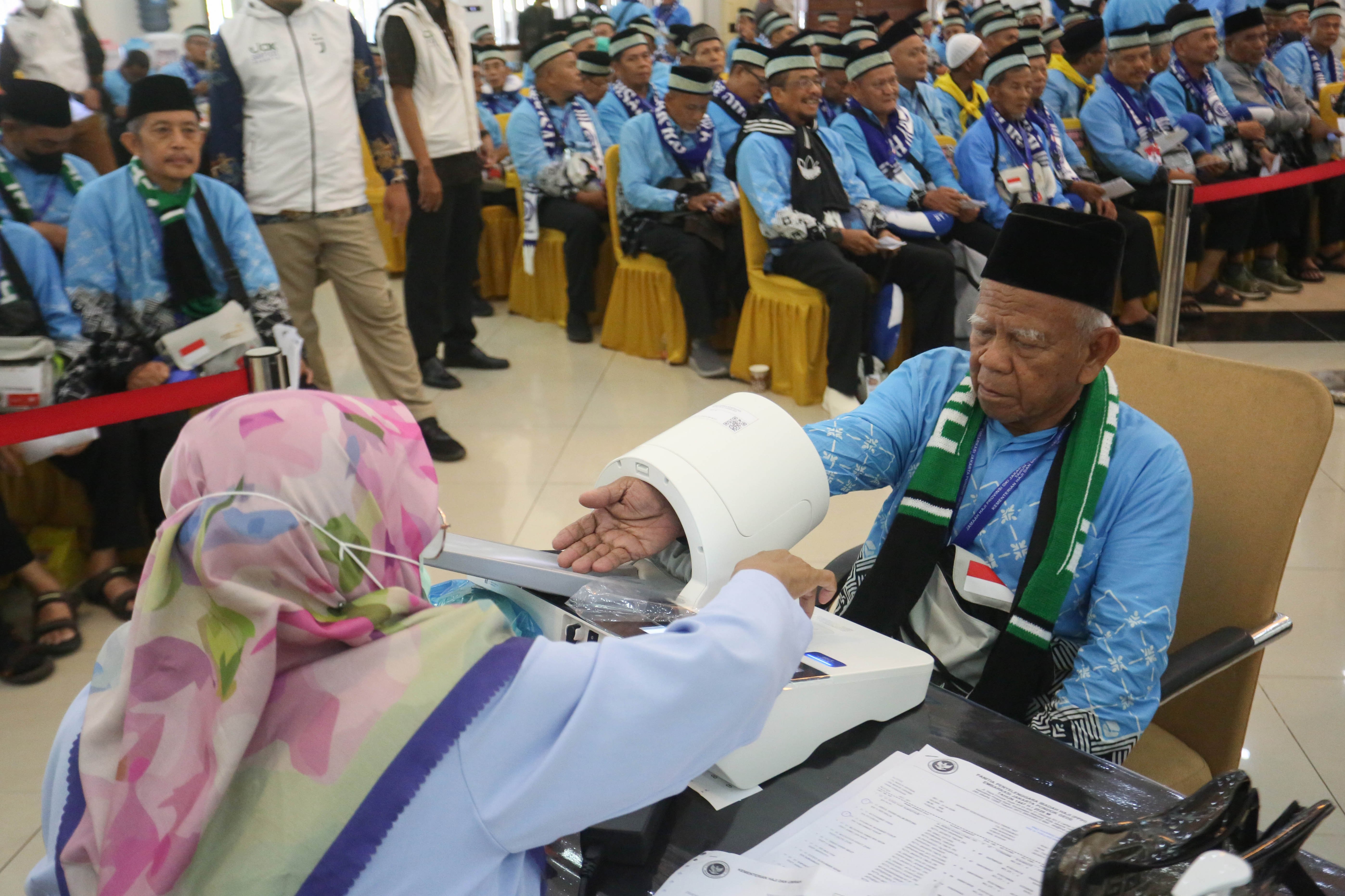 Petugas Penyelenggara Ibadah Haji (PPIH) mengecek tekanan darah jamaah calon haji di Asrama Haji Pondok Gede, Jakarta, Selasa (21/4/2026). Sebanyak 393 jamaah calon haji kloter pertama asal Jakarta mengikuti pemeriksaan administrasi dan kesehatan sebelum diberangkatkan ke tanah suci pada 22 April 2026.