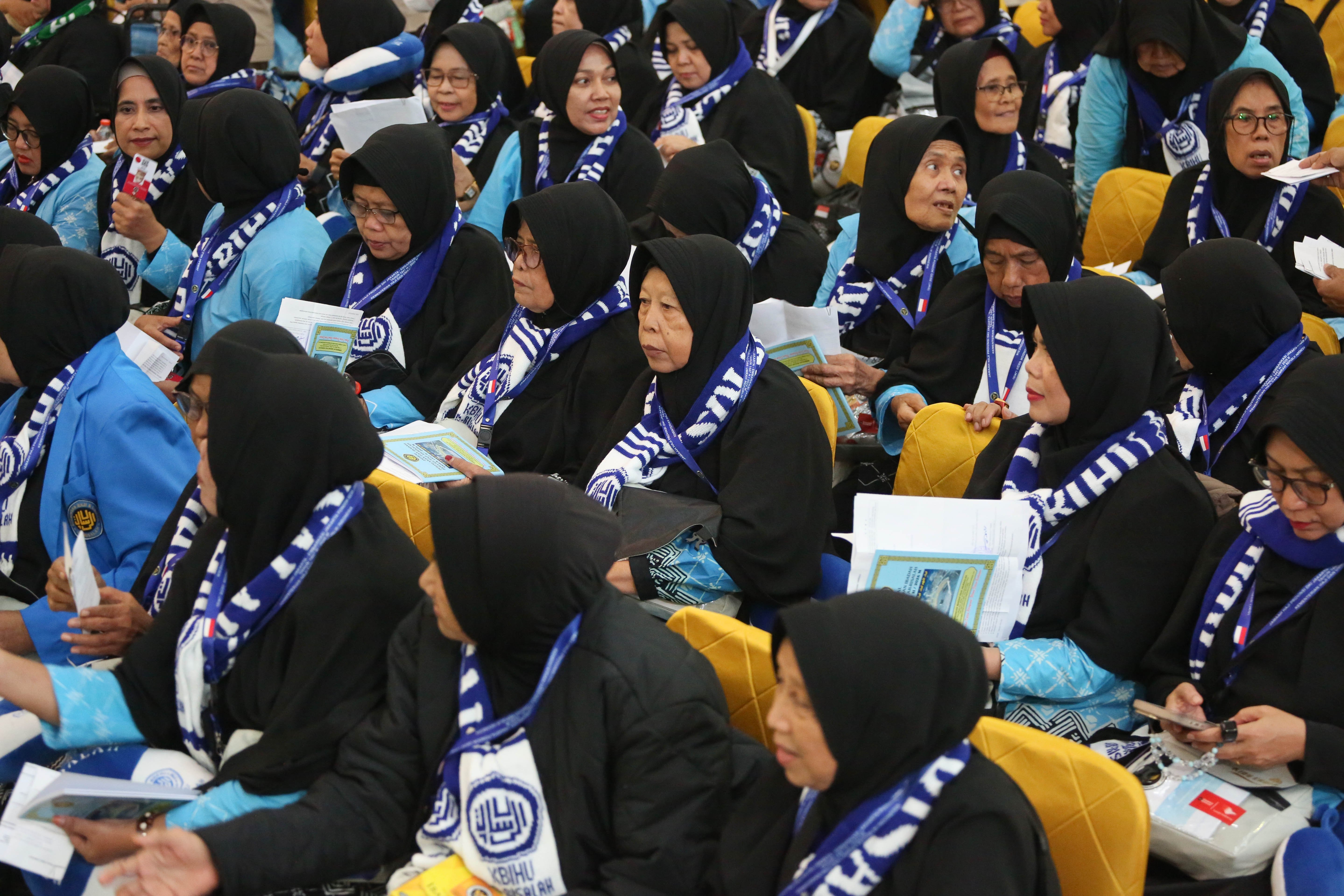 Jamaah calon haji berada di Asrama Haji Pondok Gede, Jakarta, Selasa (21/4/2026). Sebanyak 393 jamaah calon haji kloter pertama asal Jakarta mengikuti pemeriksaan administrasi dan kesehatan sebelum diberangkatkan ke tanah suci pada 22 April 2026.