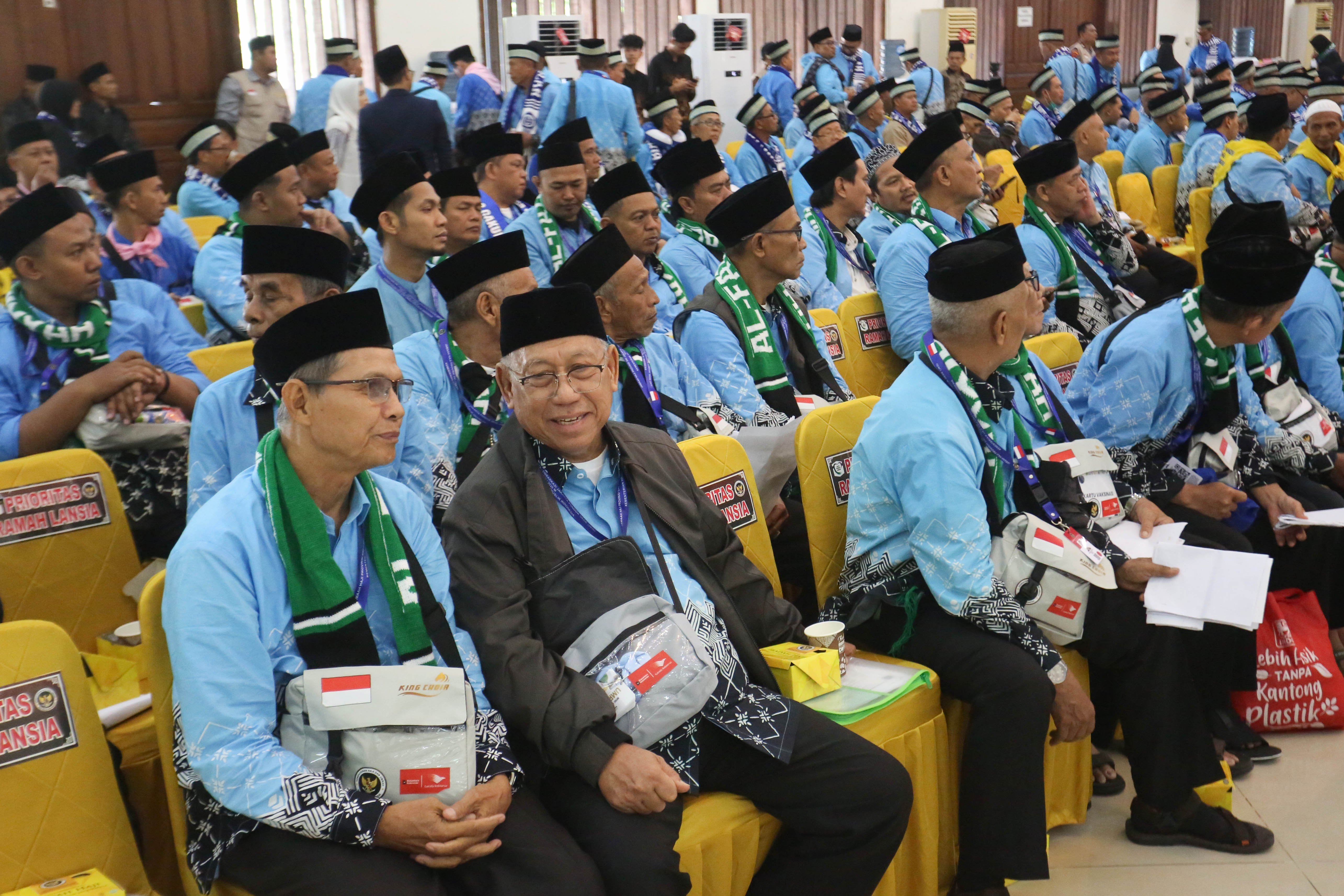 Jamaah calon haji berada di Asrama Haji Pondok Gede, Jakarta, Selasa (21/4/2026). Sebanyak 393 jamaah calon haji kloter pertama asal Jakarta mengikuti pemeriksaan administrasi dan kesehatan sebelum diberangkatkan ke tanah suci pada 22 April 2026.