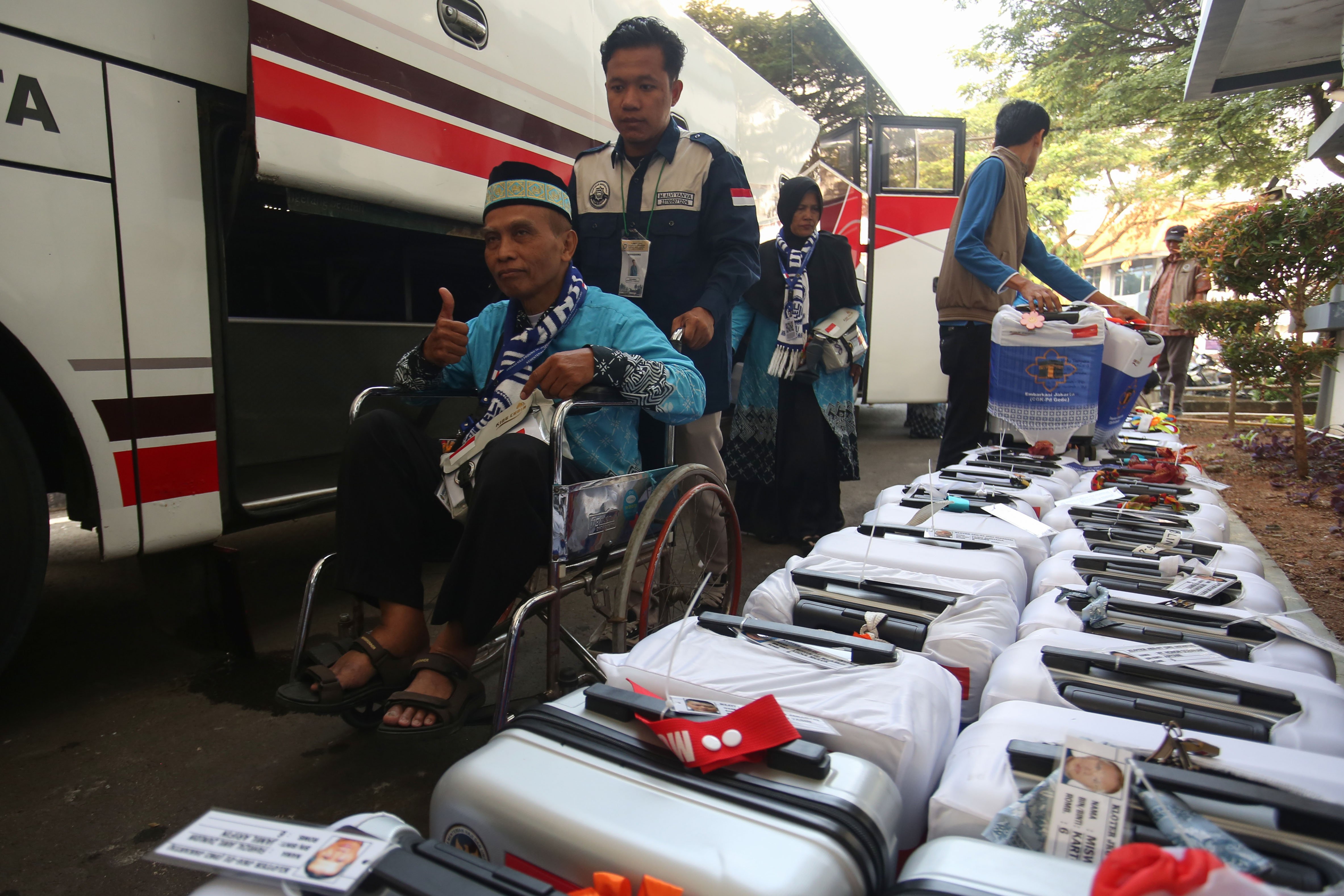 Petugas Penyelenggara Ibadah Haji (PPIH) mendampingi jamaah calon haji saat tiba di Asrama Haji Pondok Gede, Jakarta, Selasa (21/4/2026). Sebanyak 393 jamaah calon haji kloter pertama asal Jakarta mengikuti pemeriksaan administrasi dan kesehatan sebelum diberangkatkan ke tanah suci pada 22 April 2026.