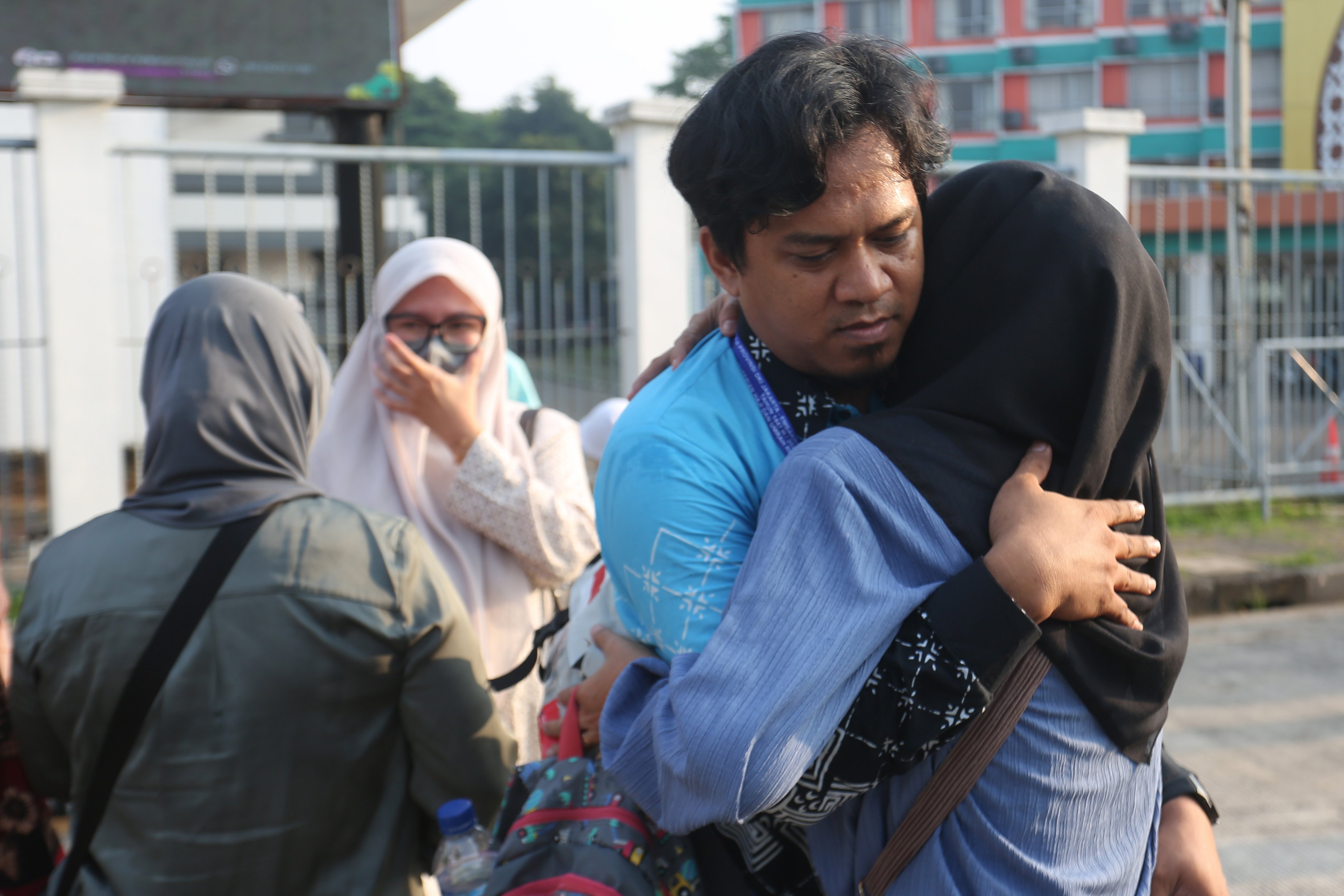 Jamaah calon haji memeluk anggota keluarganya saat tiba di Asrama Haji Pondok Gede, Jakarta, Selasa (21/4/2026). Sebanyak 393 jamaah calon haji kloter pertama asal Jakarta mengikuti pemeriksaan administrasi dan kesehatan sebelum diberangkatkan ke tanah suci pada 22 April 2026.