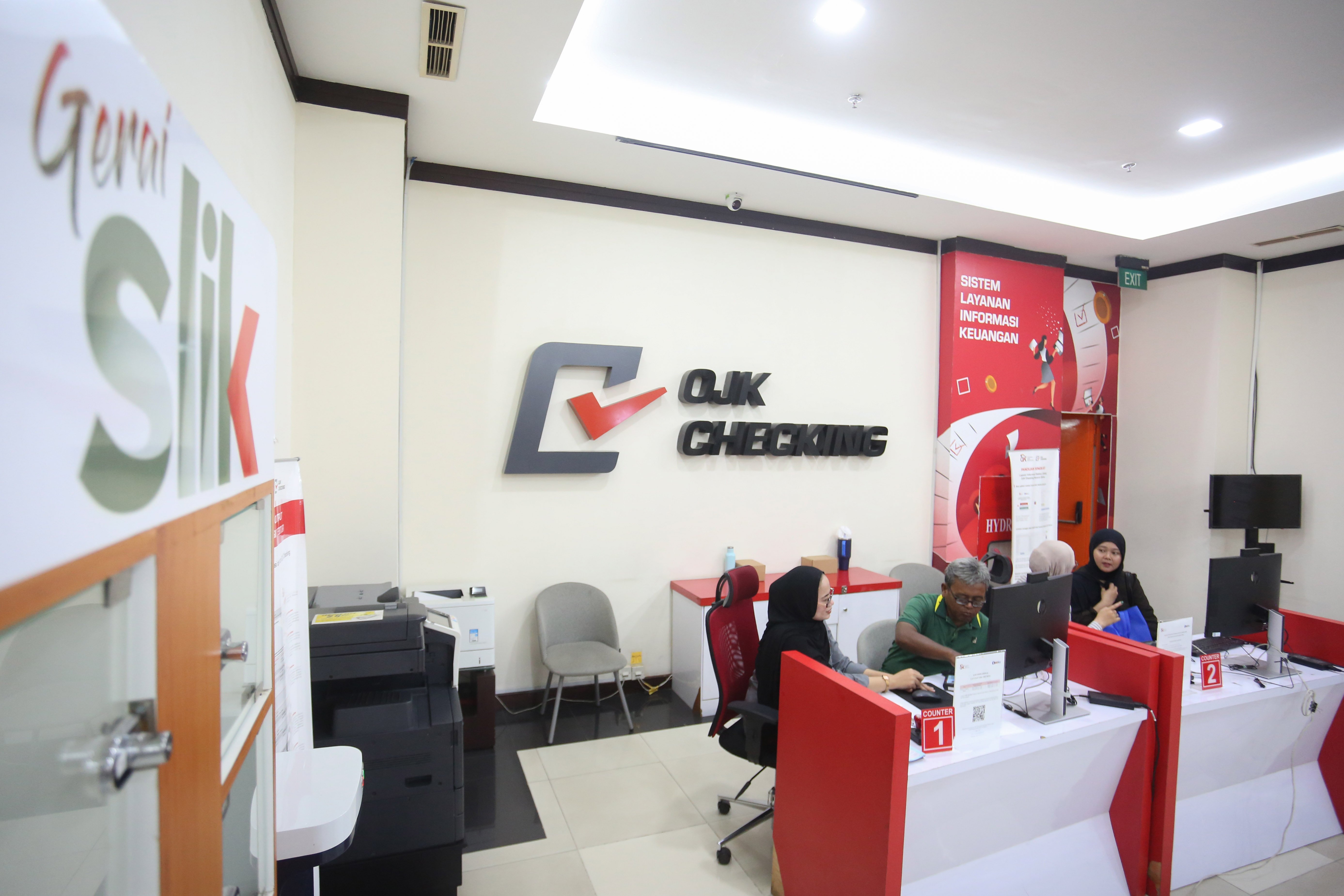 Petugas melayani warga untuk mengecek catatan kredit melalui Sistem Layanan Informasi Keuangan (SLIK) di Kantor Otoritas Jasa Keuangan, Jakarta, Rabu (22/4/2026). Kementerian Perumahan dan Kawasan Permukiman bersama Otoritas Jasa Keuangan mengeluarkan kebijakan baru yakni masyarakat dengan catatan kredit sebesar Rp 1 juta ke bawah di Sistem Layanan Informasi Keuangan (SLIK) dapat mengajukan kredit rumah subsidi.