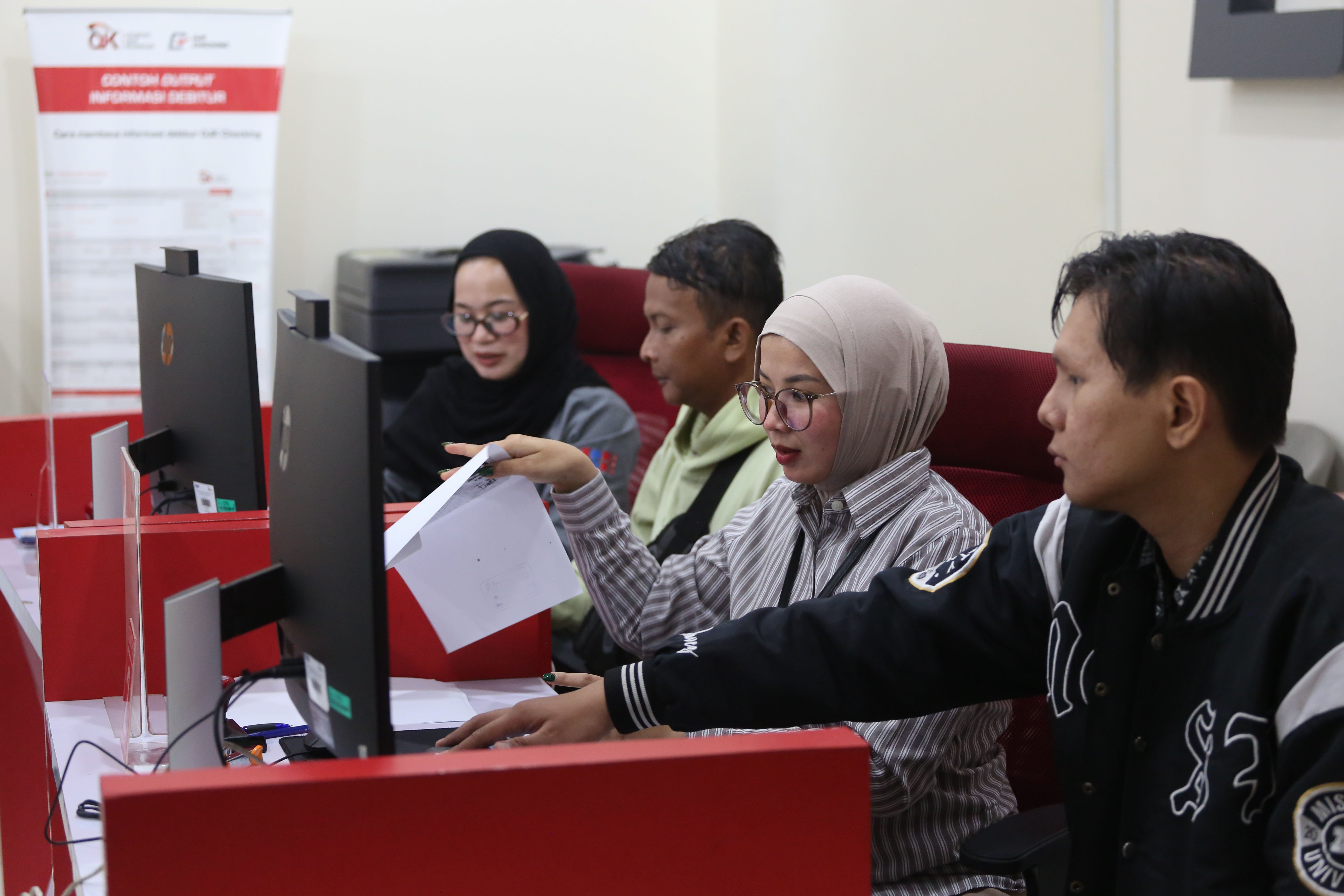Petugas melayani warga untuk mengecek catatan kredit melalui Sistem Layanan Informasi Keuangan (SLIK) di Kantor Otoritas Jasa Keuangan, Jakarta, Rabu (22/4/2026). Kementerian Perumahan dan Kawasan Permukiman bersama Otoritas Jasa Keuangan mengeluarkan kebijakan baru yakni masyarakat dengan catatan kredit sebesar Rp 1 juta ke bawah di Sistem Layanan Informasi Keuangan (SLIK) dapat mengajukan kredit rumah subsidi.