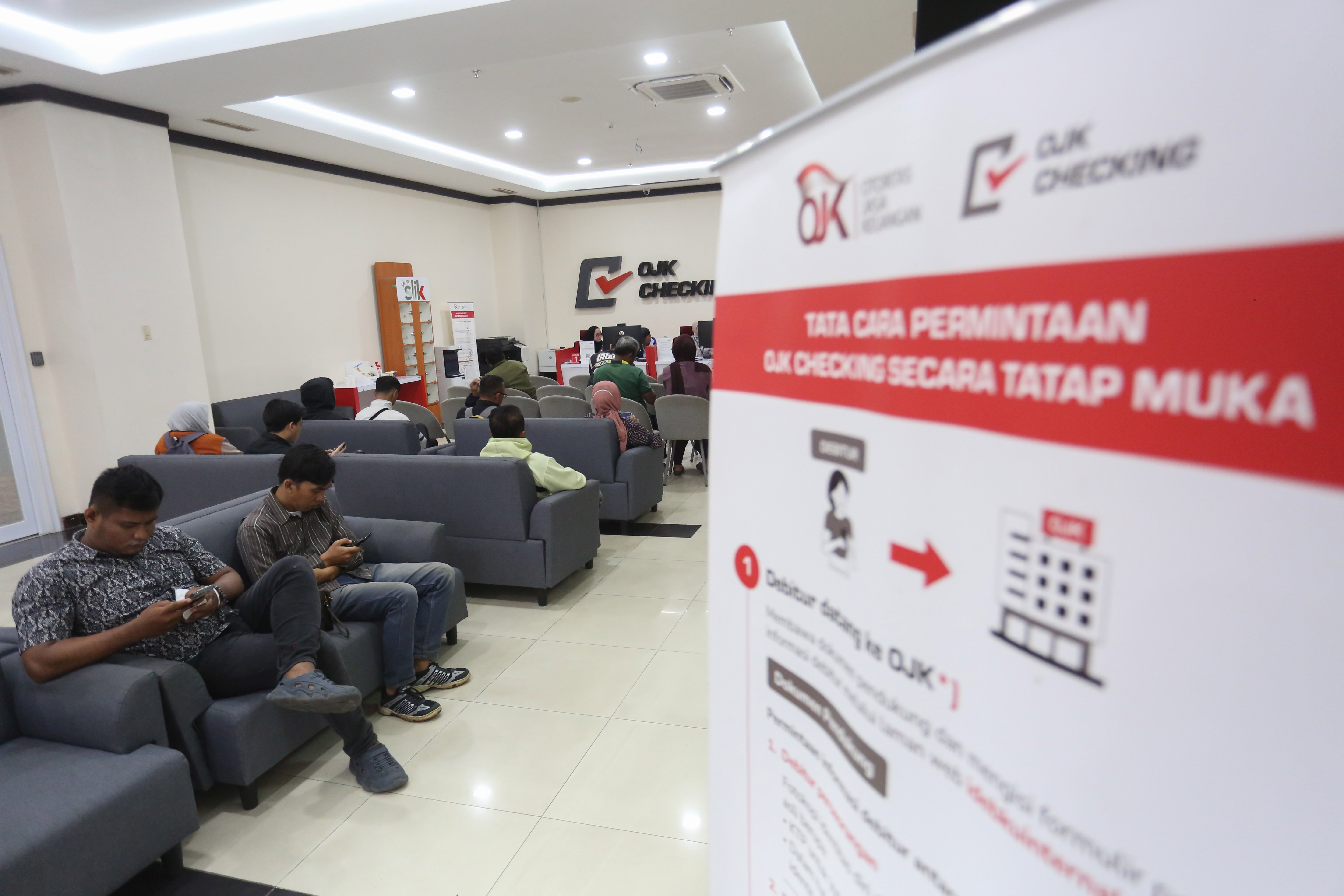 Warga mengantre untuk mengecek catatan kredit melalui Sistem Layanan Informasi Keuangan (SLIK) di Kantor Otoritas Jasa Keuangan, Jakarta, Rabu (22/4/2026). Kementerian Perumahan dan Kawasan Permukiman bersama Otoritas Jasa Keuangan mengeluarkan kebijakan baru yakni masyarakat dengan catatan kredit sebesar Rp 1 juta ke bawah di Sistem Layanan Informasi Keuangan (SLIK) dapat mengajukan kredit rumah subsidi.