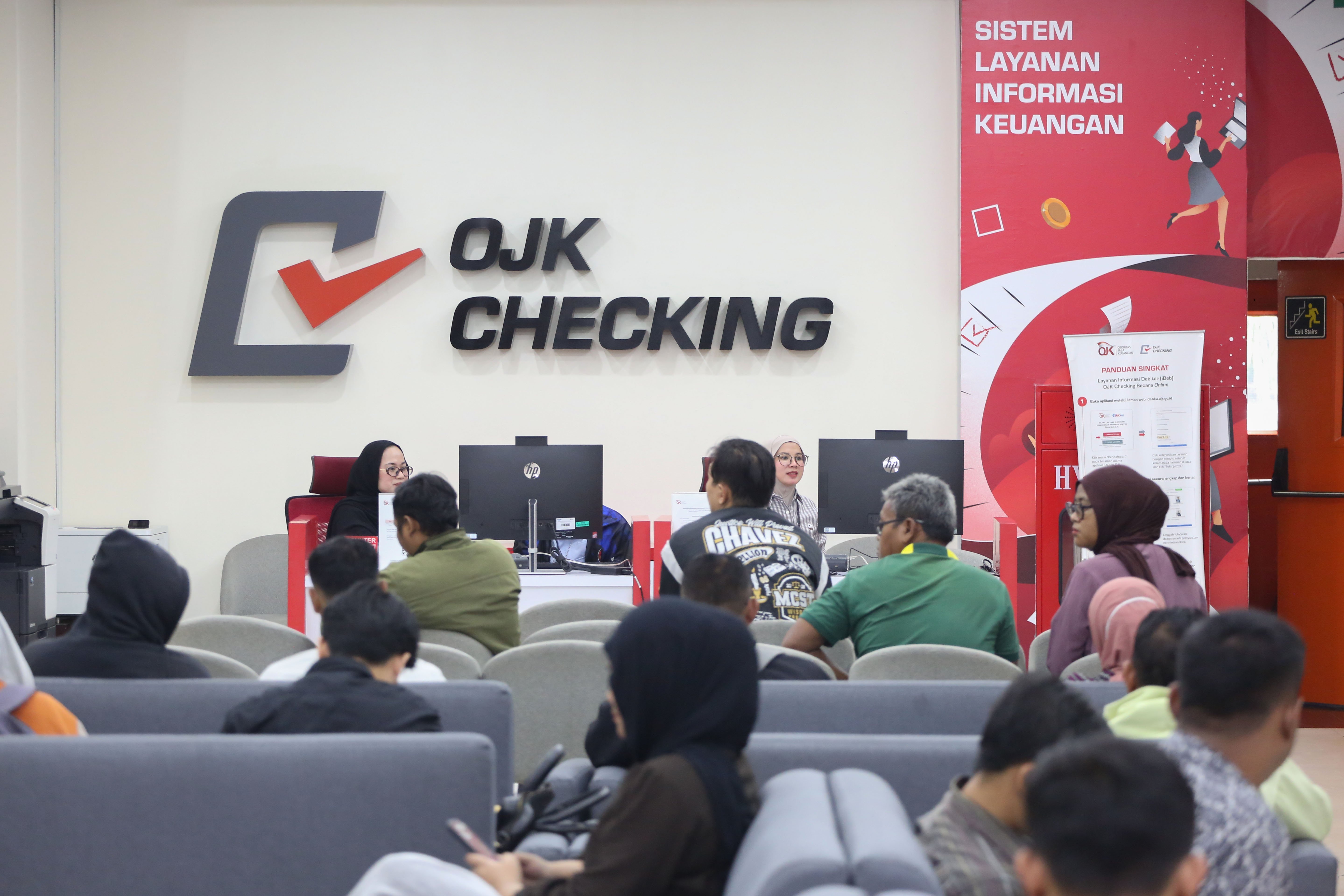 Warga mengantre untuk mengecek catatan kredit melalui Sistem Layanan Informasi Keuangan (SLIK) di Kantor Otoritas Jasa Keuangan, Jakarta, Rabu (22/4/2026). Kementerian Perumahan dan Kawasan Permukiman bersama Otoritas Jasa Keuangan mengeluarkan kebijakan baru yakni masyarakat dengan catatan kredit sebesar Rp 1 juta ke bawah di Sistem Layanan Informasi Keuangan (SLIK) dapat mengajukan kredit rumah subsidi.