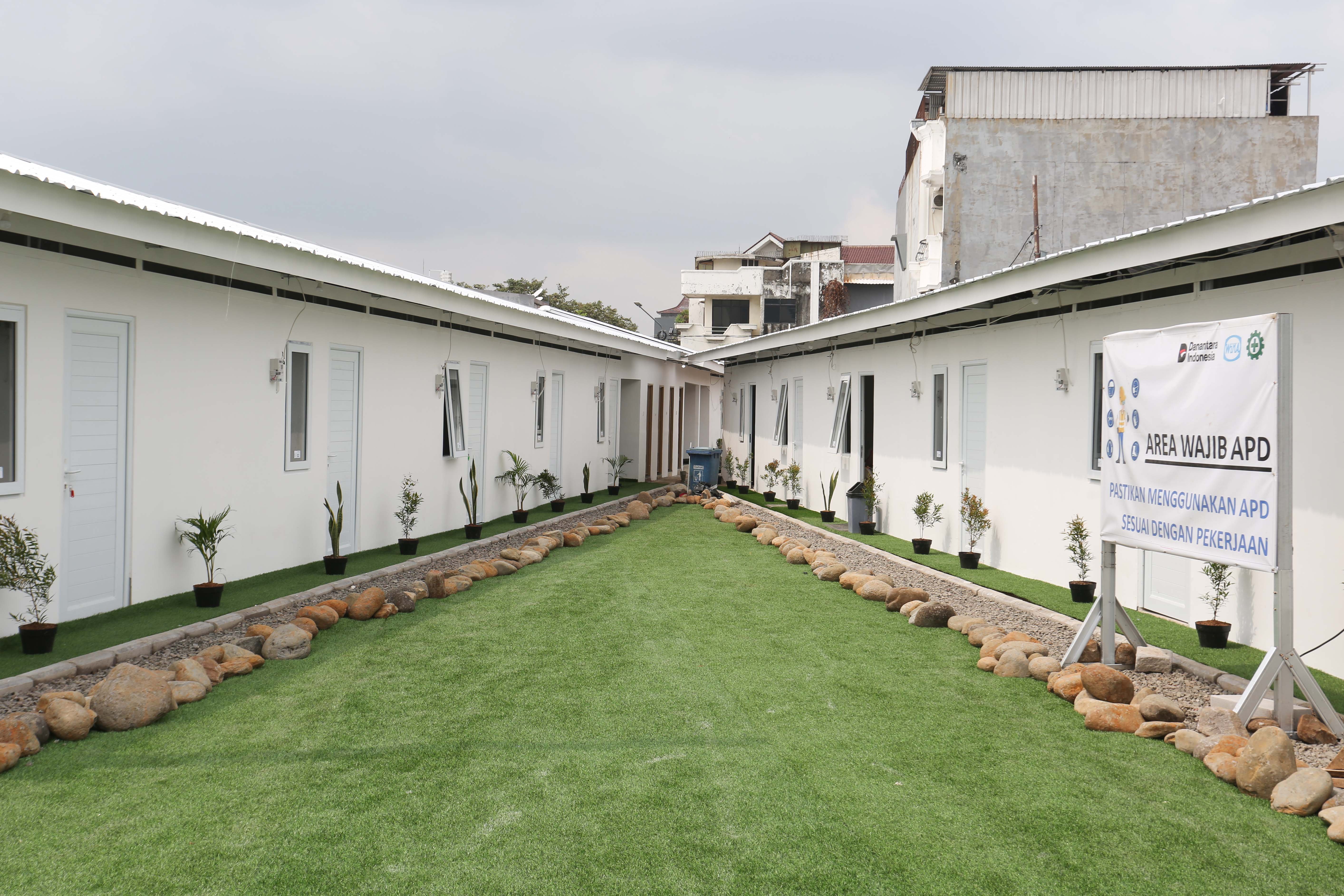 Suasana pembangunan hunian layak di kawasan Senen, Jakarta, Kamis (23/4/2026). Kementerian Perumahan dan Kawasan Permukiman (PKP) membangun 324 unit rumah yang dilengkapi fasilitas seperti dapur umum, toilet komunal dan musala untuk warga yang tinggal di bantaran rel kereta api Pasar Senen. 