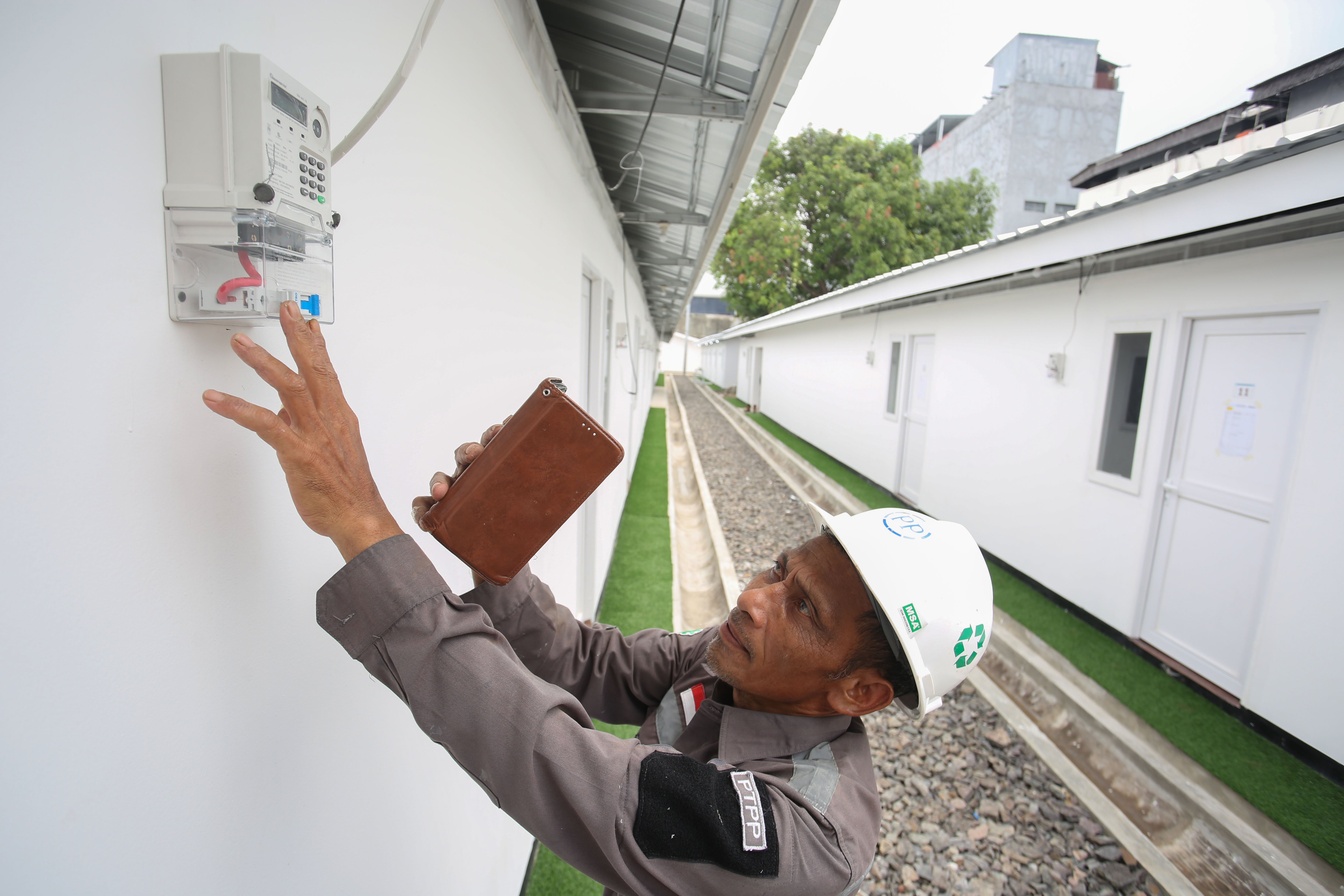 Pekerja memasang instalasi listrik saat pembangunan hunian layak di kawasan Senen, Jakarta, Kamis (23/4/2026). Kementerian Perumahan dan Kawasan Permukiman (PKP) membangun 324 unit rumah yang dilengkapi fasilitas seperti dapur umum, toilet komunal dan musala untuk warga yang tinggal di bantaran rel kereta api Pasar Senen. 