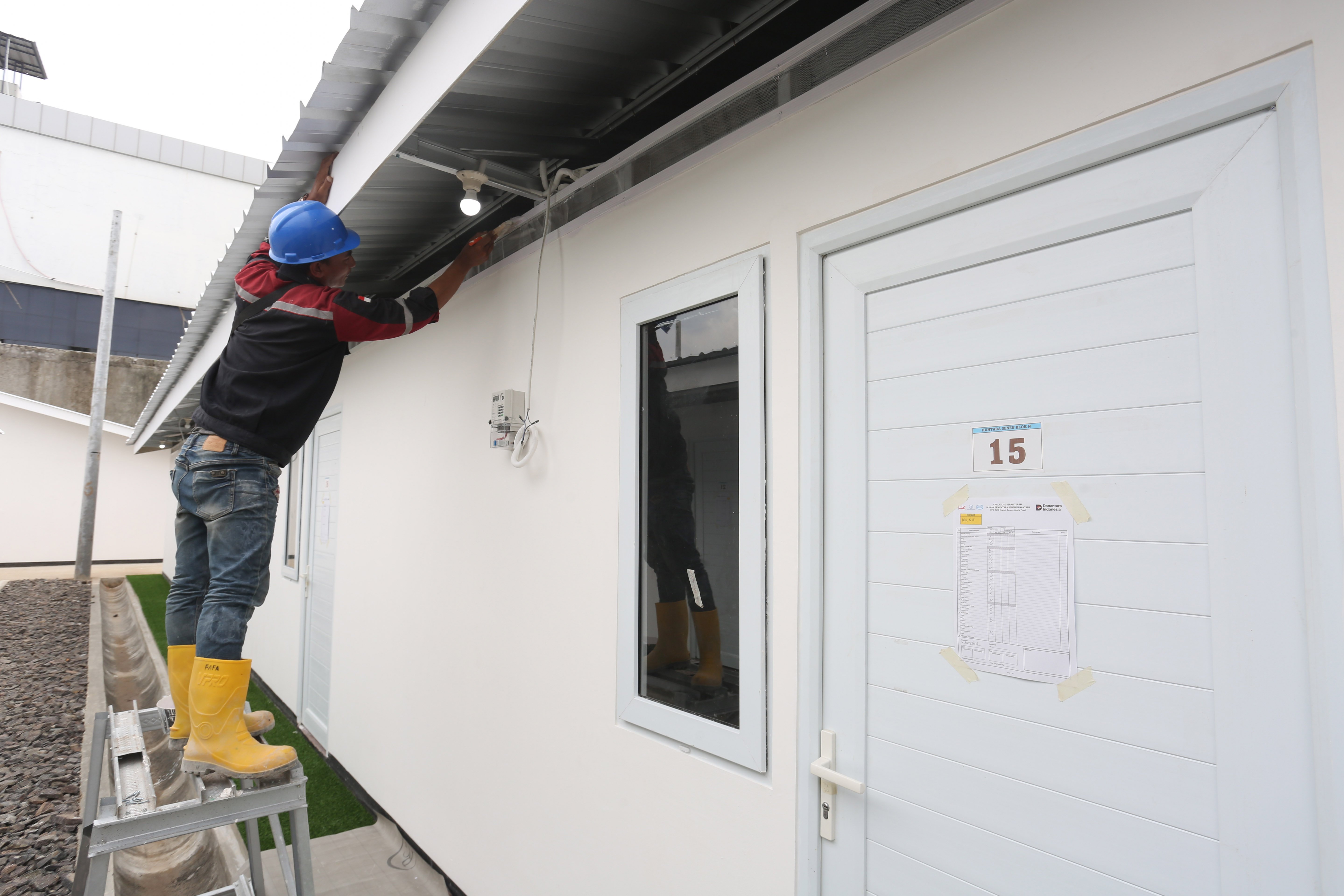 Pekerja mengecat tembok saat pembangunan hunian layak di kawasan Senen, Jakarta, Kamis (23/4/2026). Kementerian Perumahan dan Kawasan Permukiman (PKP) membangun 324 unit rumah yang dilengkapi fasilitas seperti dapur umum, toilet komunal dan musala untuk warga yang tinggal di bantaran rel kereta api Pasar Senen.