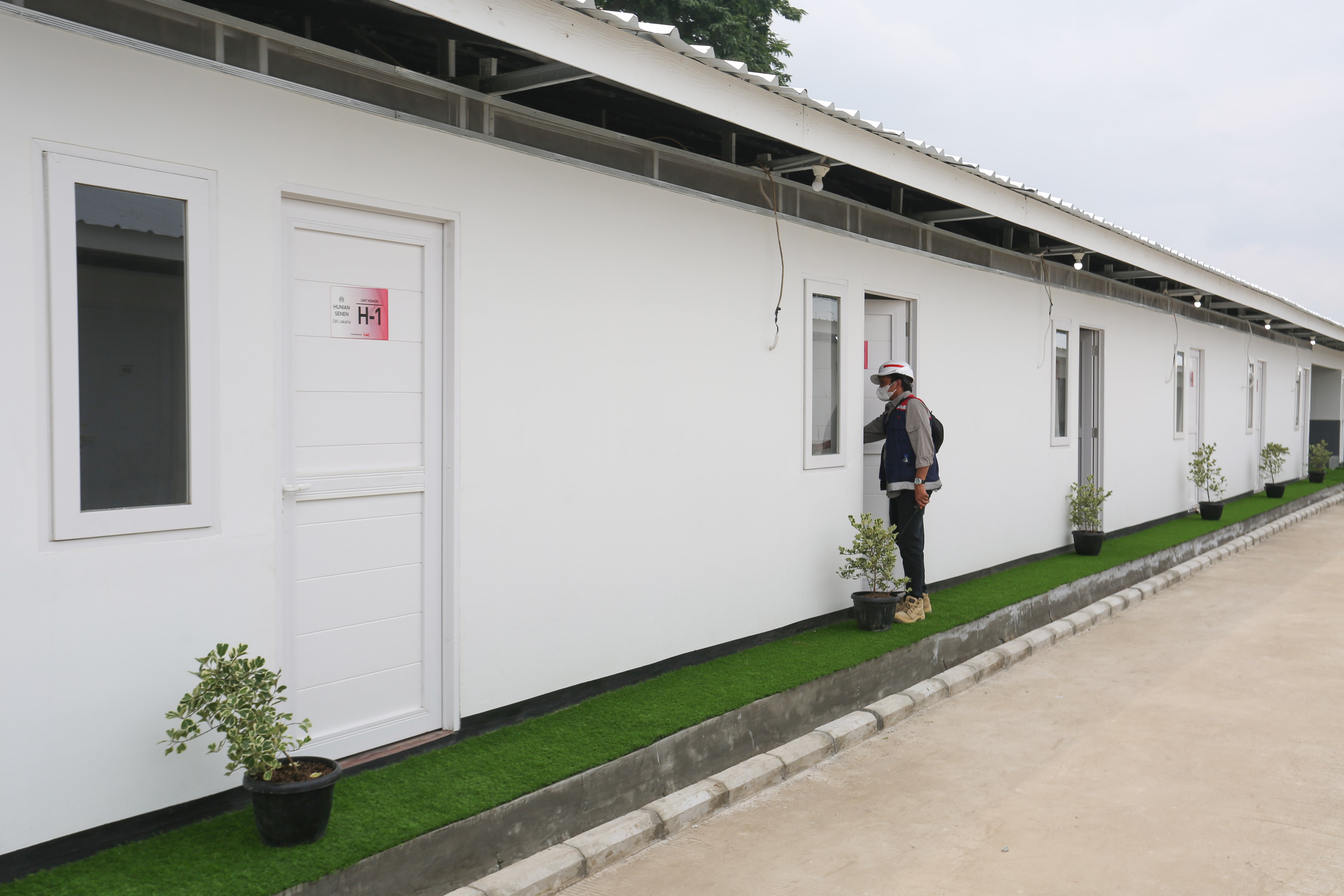 Pekerja mengecek unit rumah saat pembangunan hunian layak di kawasan Senen, Jakarta, Kamis (23/4/2026). Kementerian Perumahan dan Kawasan Permukiman (PKP) membangun 324 unit rumah yang dilengkapi fasilitas seperti dapur umum, toilet komunal dan musala untuk warga yang tinggal di bantaran rel kereta api Pasar Senen.