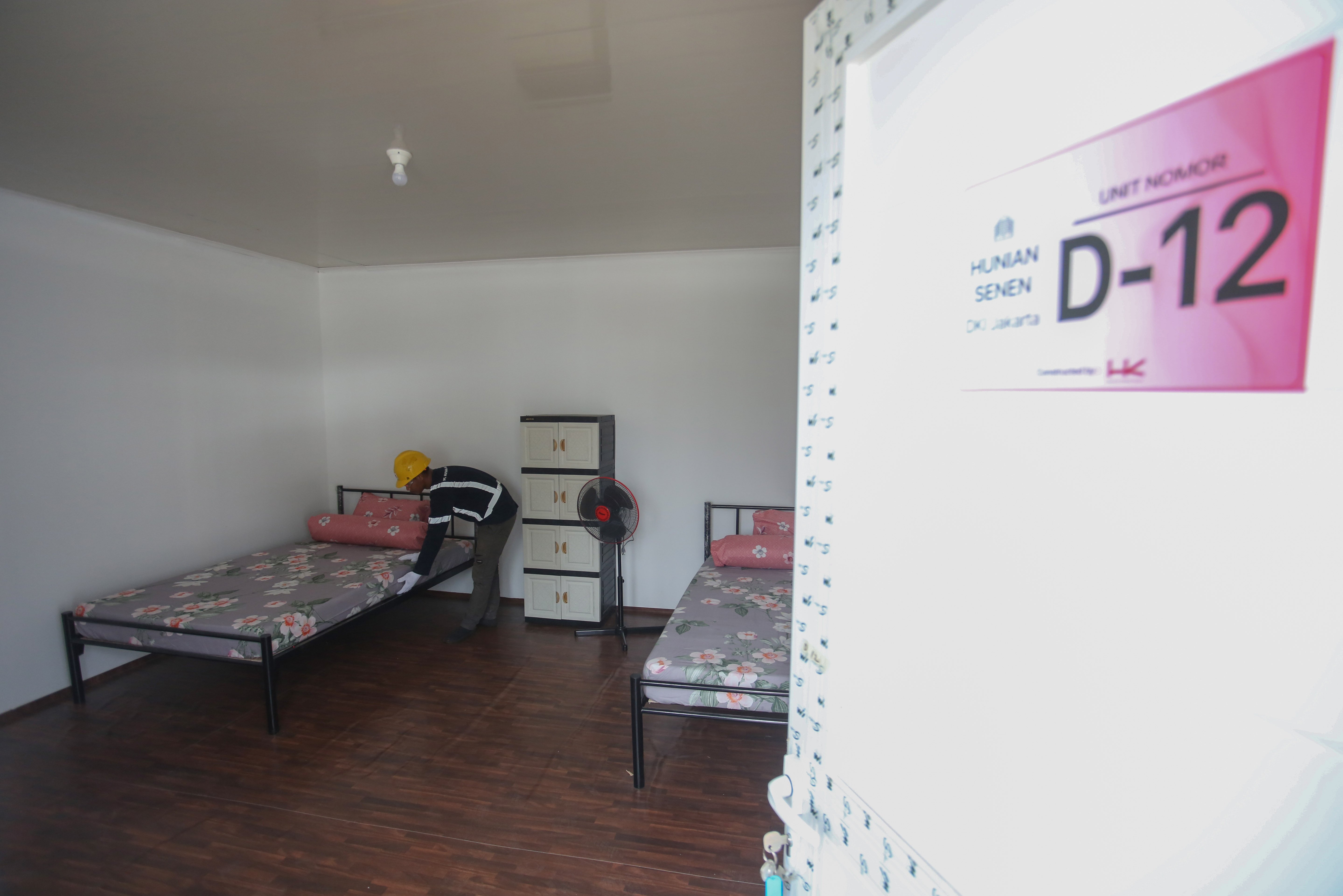 Pekerja memasang kasur saat pembangunan hunian layak di kawasan Senen, Jakarta, Kamis (23/4/2026). Kementerian Perumahan dan Kawasan Permukiman (PKP) membangun 324 unit rumah yang dilengkapi fasilitas seperti dapur umum, toilet komunal dan musala untuk warga yang tinggal di bantaran rel kereta api Pasar Senen.