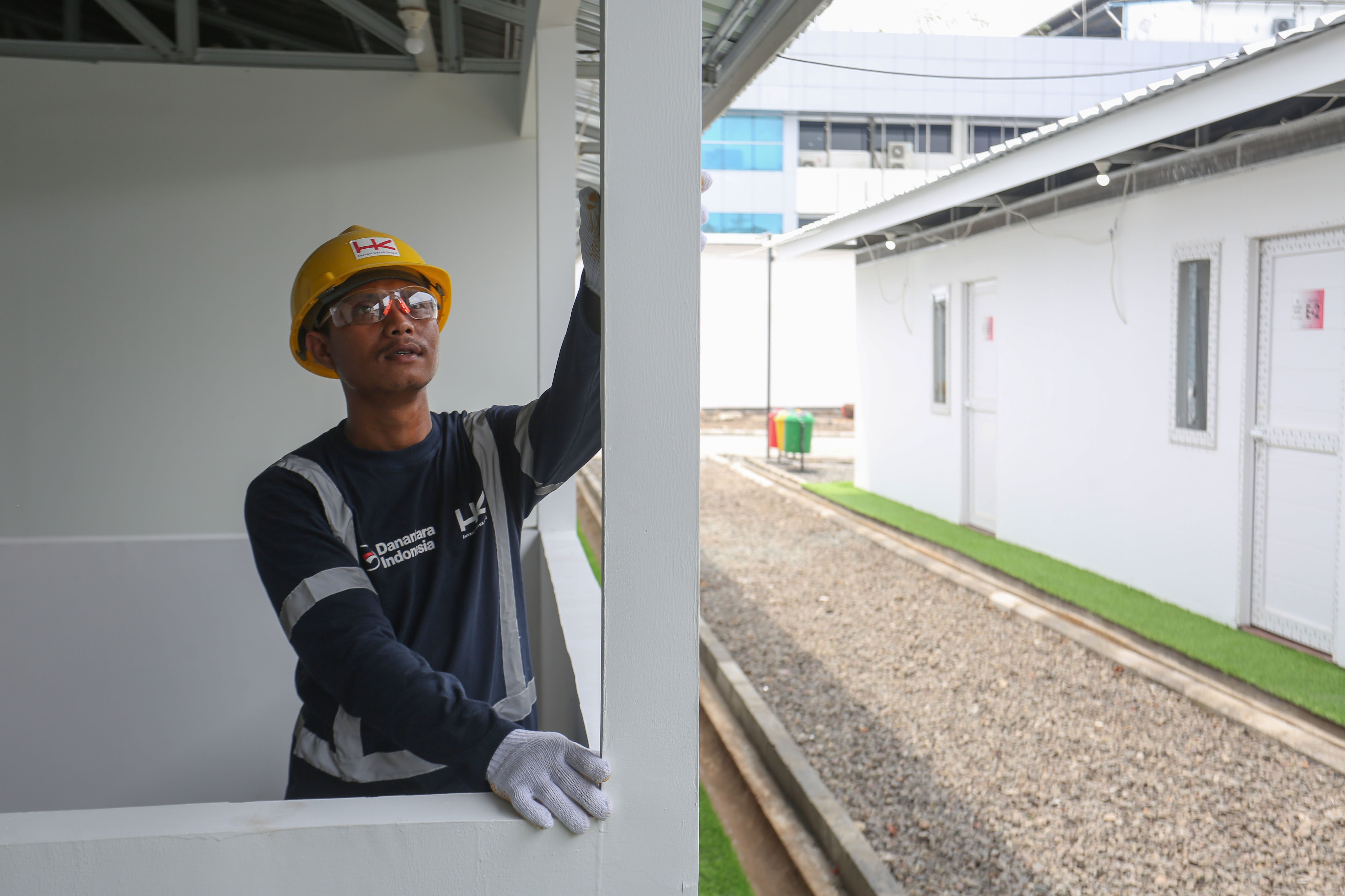 Pekerja menyelesaikan pembangunan hunian layak di kawasan Senen, Jakarta, Kamis (23/4/2026). Kementerian Perumahan dan Kawasan Permukiman (PKP) membangun 324 unit rumah yang dilengkapi fasilitas seperti dapur umum, toilet komunal dan musala untuk warga yang tinggal di bantaran rel kereta api Pasar Senen.