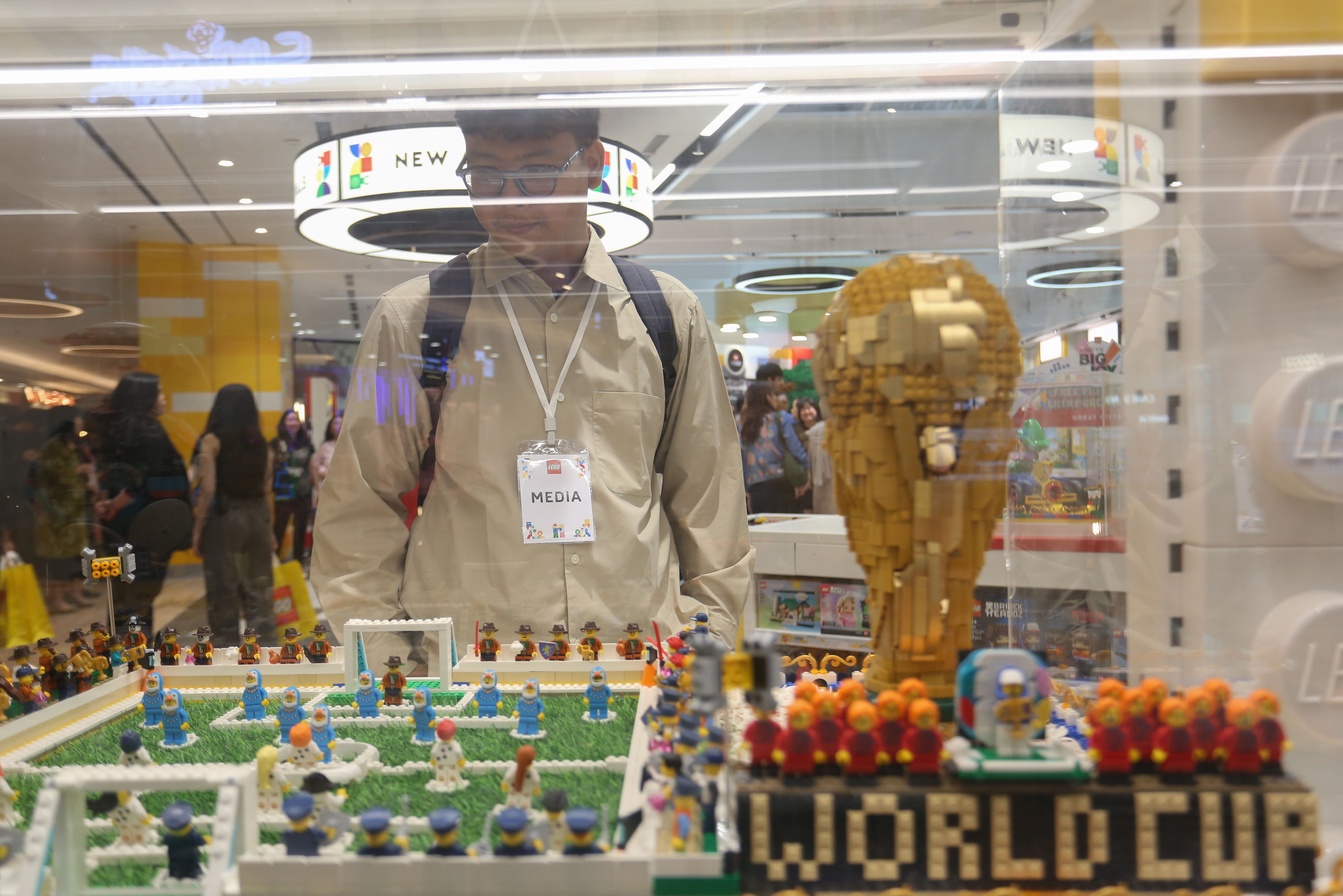 Pengunjung melihat mainan LEGO bertemakan piala dunia yang ditampilkan di LEGO Certified Store, Grand Indonesia East Mall, Jakarta, Jumat (24/4/2026). Gerai LEGO terbesar di Asia Tenggara ini dirancang menjadi spot bermain yang kreatif bagi anak-anak, keluarga dan para penggemar dengan menghadirkan pengalaman eksklusif melalui Minifigure Factory serta instalasi yang terinspirasi budaya Indonesia yakni komodo dan becak.