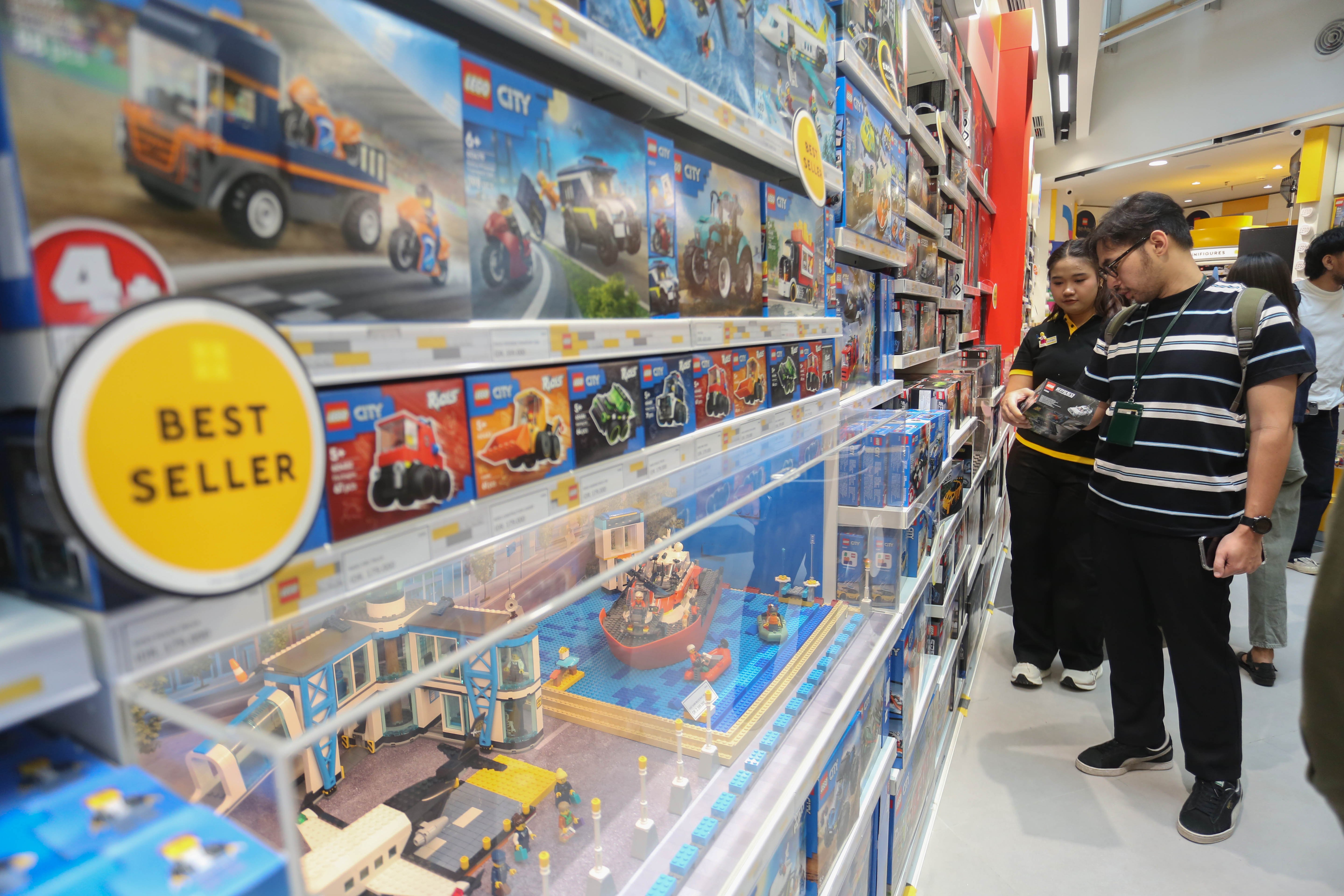 Pengunjung melihat mainan LEGO yang ditampilkan di LEGO Certified Store, Grand Indonesia East Mall, Jakarta, Jumat (24/4/2026). Gerai LEGO terbesar di Asia Tenggara ini dirancang menjadi spot bermain yang kreatif bagi anak-anak, keluarga dan para penggemar dengan menghadirkan pengalaman eksklusif melalui Minifigure Factory serta instalasi yang terinspirasi budaya Indonesia yakni komodo dan becak.