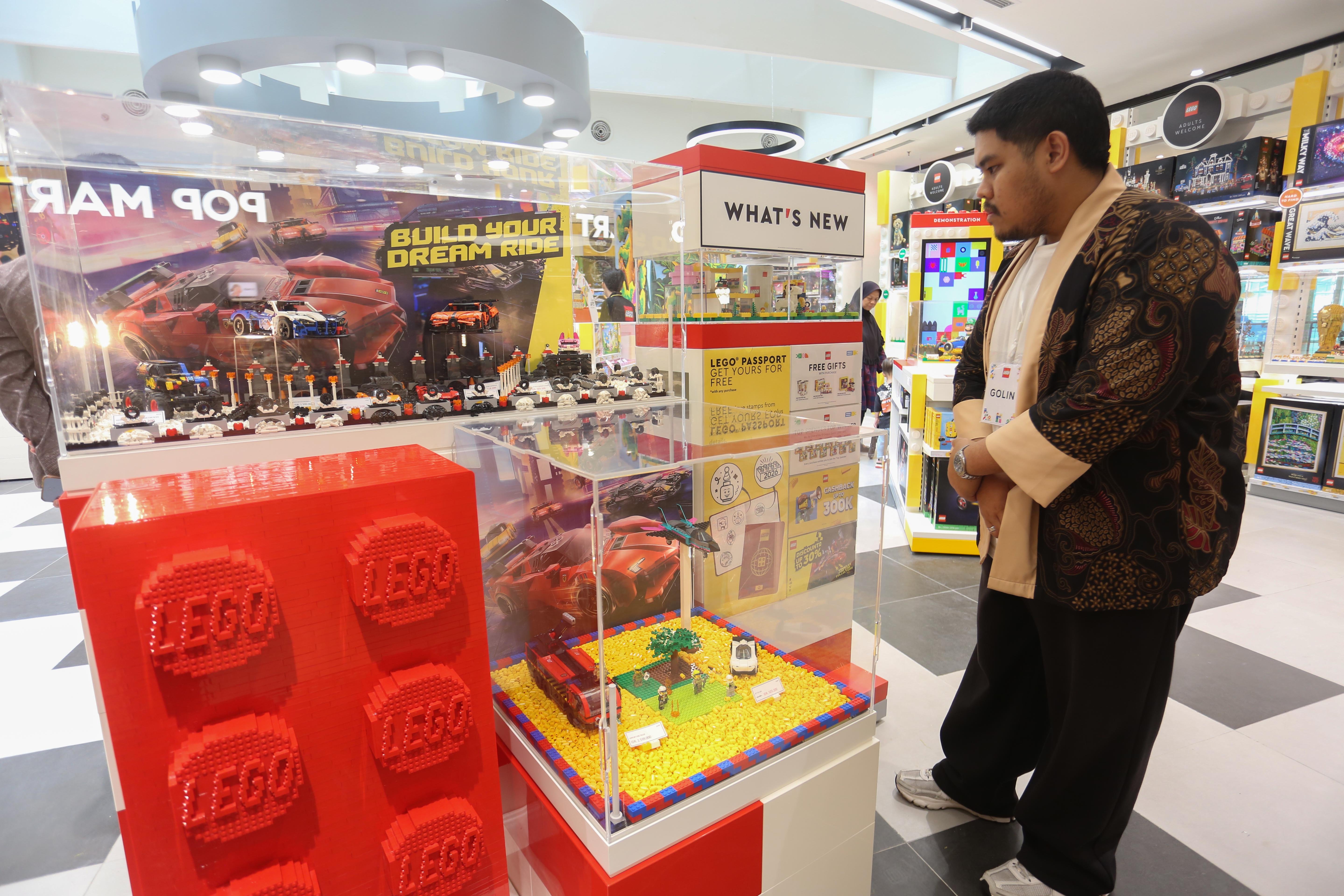 Pengunjung melihat mainan LEGO yang ditampilkan di LEGO Certified Store, Grand Indonesia East Mall, Jakarta, Jumat (24/4/2026). Gerai LEGO terbesar di Asia Tenggara ini dirancang menjadi spot bermain yang kreatif bagi anak-anak, keluarga dan para penggemar dengan menghadirkan pengalaman eksklusif melalui Minifigure Factory serta instalasi yang terinspirasi budaya Indonesia yakni komodo dan becak.