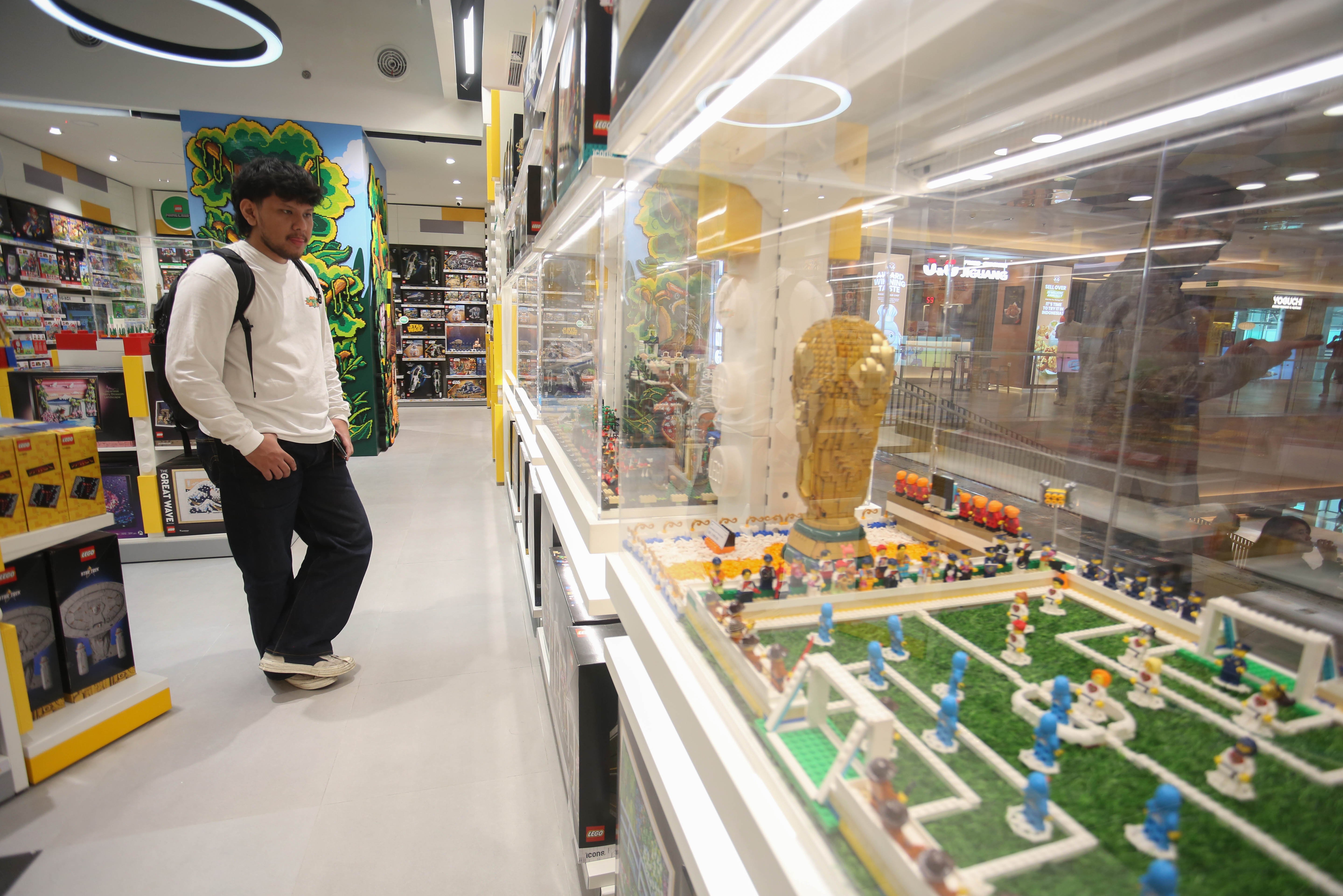 Pengunjung melihat mainan LEGO yang ditampilkan di LEGO Certified Store, Grand Indonesia East Mall, Jakarta, Jumat (24/4/2026). Gerai LEGO terbesar di Asia Tenggara ini dirancang menjadi spot bermain yang kreatif bagi anak-anak, keluarga dan para penggemar dengan menghadirkan pengalaman eksklusif melalui Minifigure Factory serta instalasi yang terinspirasi budaya Indonesia yakni komodo dan becak.