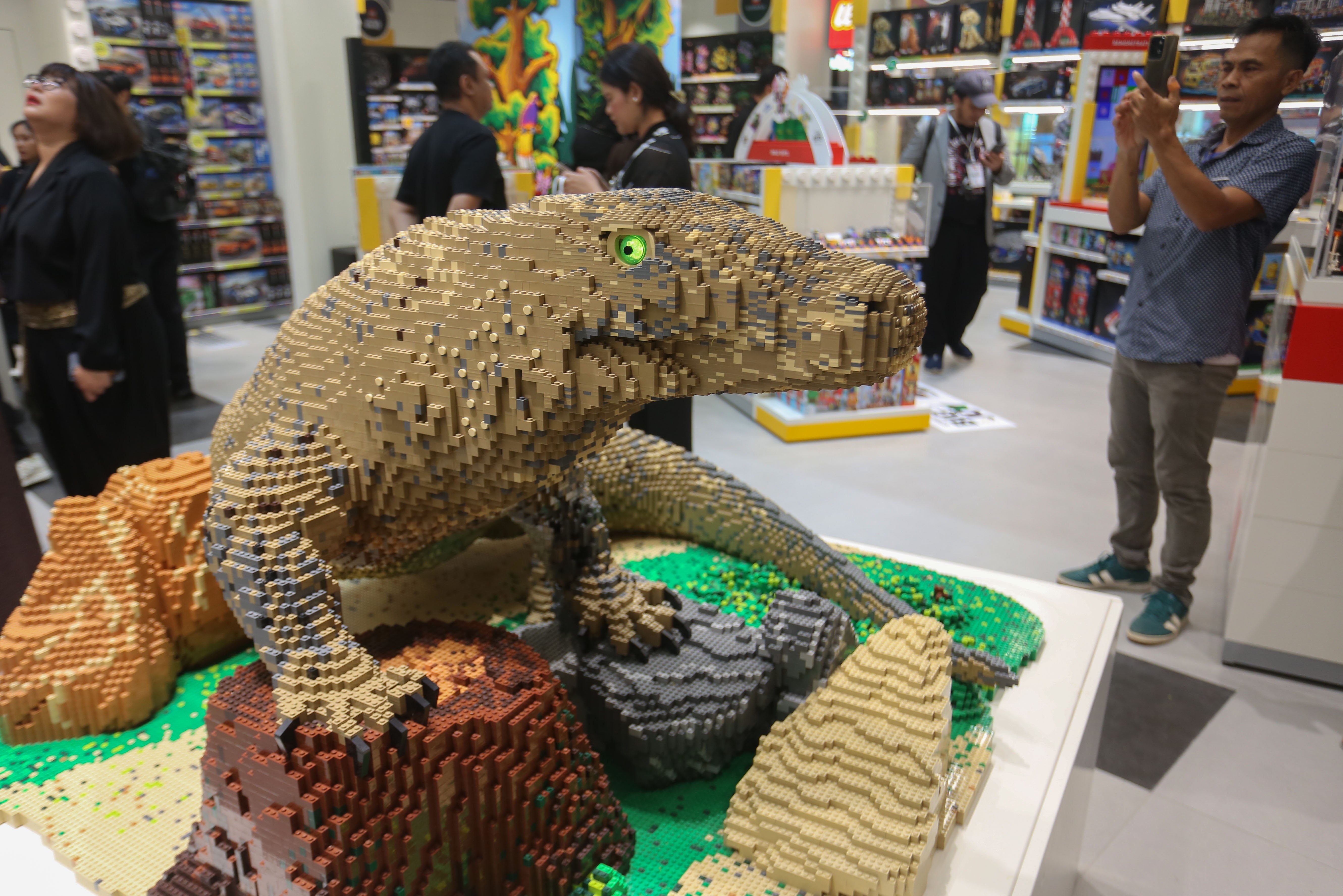 Pengunjung memotret instalasi LEGO berbentuk komodo yang ditampilkan di LEGO Certified Store, Grand Indonesia East Mall, Jakarta, Jumat (24/4/2026). Gerai LEGO terbesar di Asia Tenggara ini dirancang menjadi spot bermain yang kreatif bagi anak-anak, keluarga dan para penggemar dengan menghadirkan pengalaman eksklusif melalui Minifigure Factory serta instalasi yang terinspirasi budaya Indonesia yakni komodo dan becak.