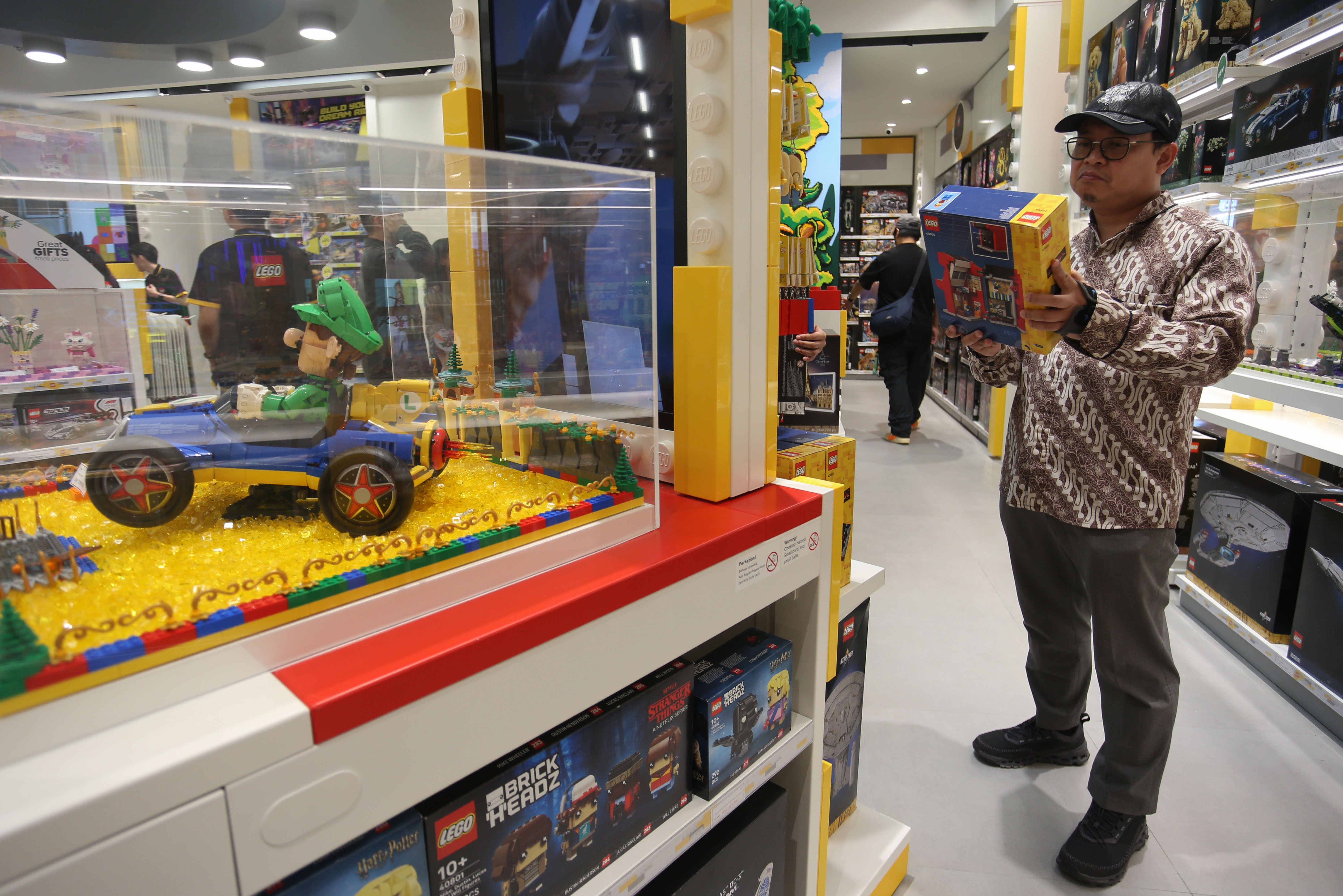 Pengunjung melihat mainan LEGO yang ditampilkan di LEGO Certified Store, Grand Indonesia East Mall, Jakarta, Jumat (24/4/2026). Gerai LEGO terbesar di Asia Tenggara ini dirancang menjadi spot bermain yang kreatif bagi anak-anak, keluarga dan para penggemar dengan menghadirkan pengalaman eksklusif melalui Minifigure Factory serta instalasi yang terinspirasi budaya Indonesia yakni komodo dan becak.