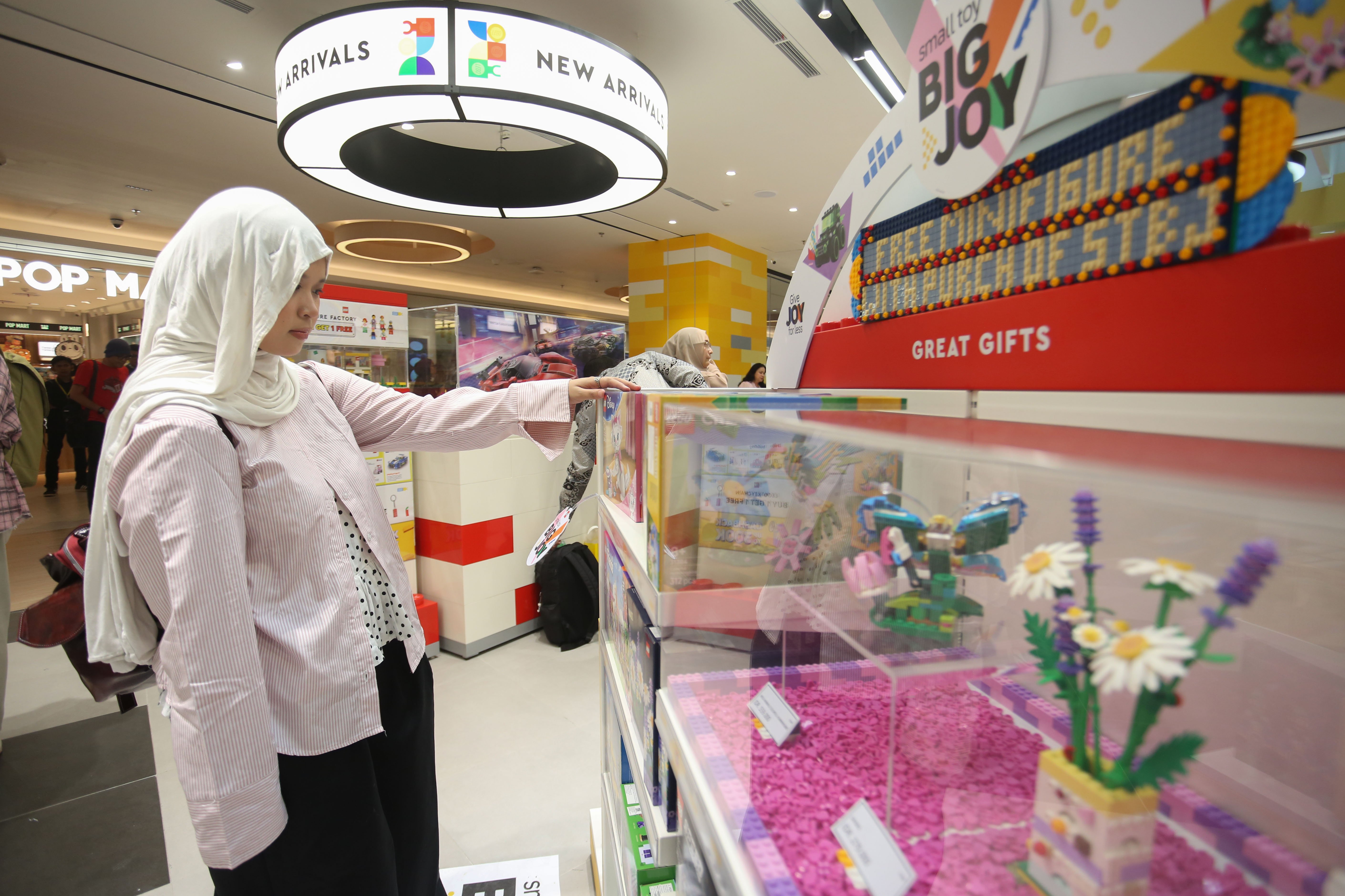 Pengunjung melihat mainan LEGO yang ditampilkan di LEGO Certified Store, Grand Indonesia East Mall, Jakarta, Jumat (24/4/2026). Gerai LEGO terbesar di Asia Tenggara ini dirancang menjadi spot bermain yang kreatif bagi anak-anak, keluarga dan para penggemar dengan menghadirkan pengalaman eksklusif melalui Minifigure Factory serta instalasi yang terinspirasi budaya Indonesia yakni komodo dan becak.