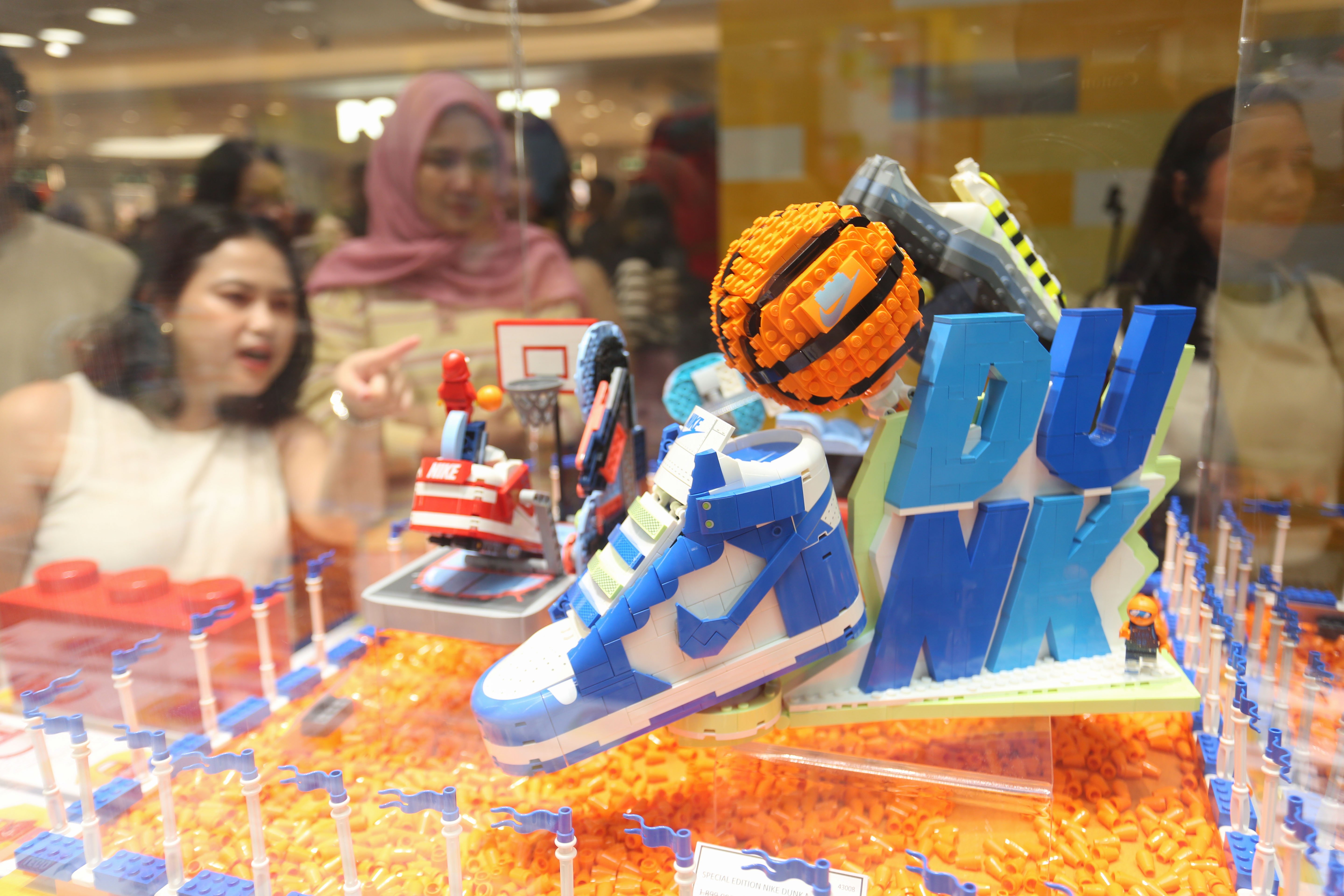 Pengunjung melihat mainan LEGO yang ditampilkan di LEGO Certified Store, Grand Indonesia East Mall, Jakarta, Jumat (24/4/2026). Gerai LEGO terbesar di Asia Tenggara ini dirancang menjadi spot bermain yang kreatif bagi anak-anak, keluarga dan para penggemar dengan menghadirkan pengalaman eksklusif melalui Minifigure Factory serta instalasi yang terinspirasi budaya Indonesia yakni komodo dan becak.