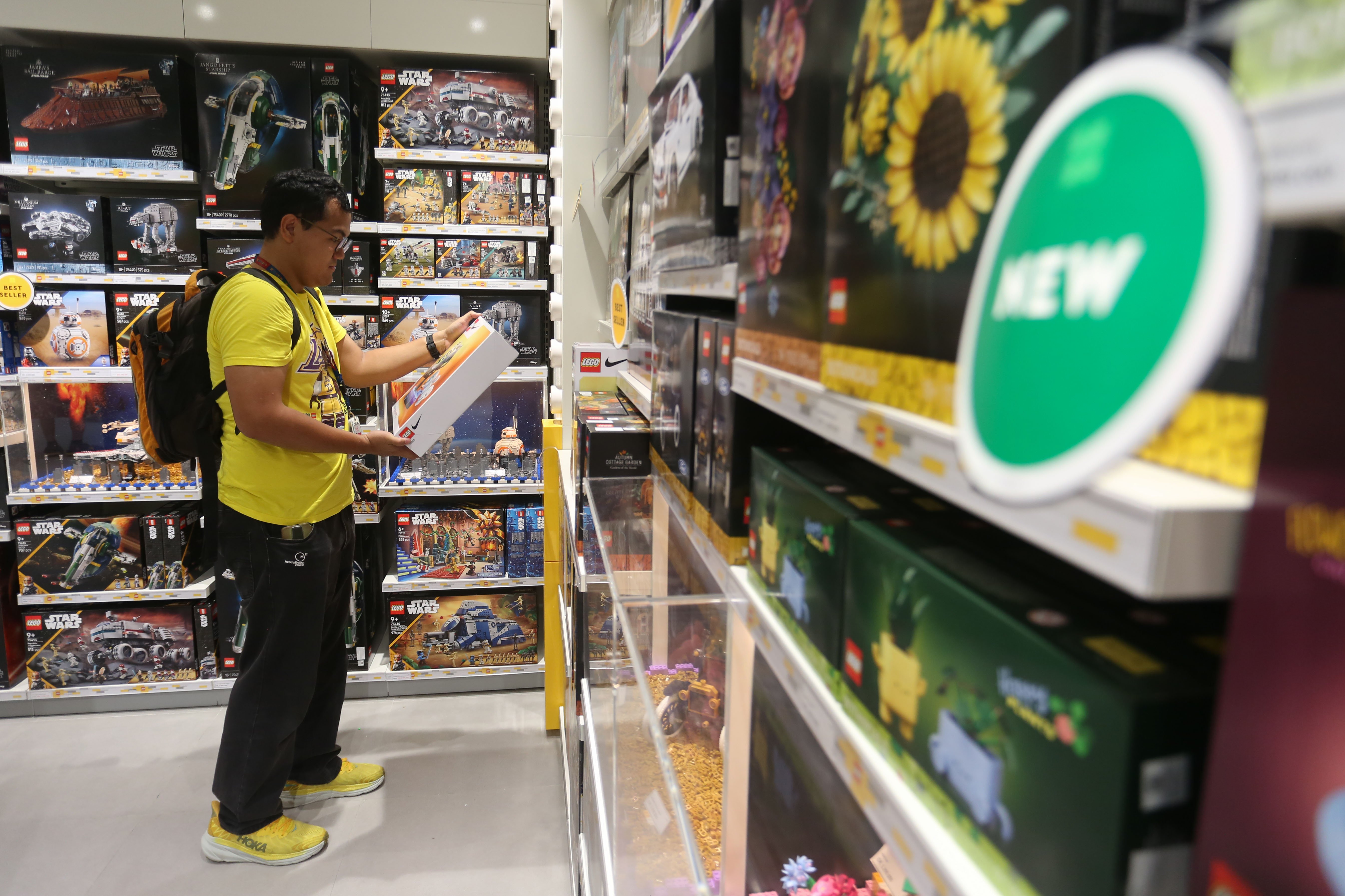 Pengunjung melihat mainan LEGO yang ditampilkan di LEGO Certified Store, Grand Indonesia East Mall, Jakarta, Jumat (24/4/2026). Gerai LEGO terbesar di Asia Tenggara ini dirancang menjadi spot bermain yang kreatif bagi anak-anak, keluarga dan para penggemar dengan menghadirkan pengalaman eksklusif melalui Minifigure Factory serta instalasi yang terinspirasi budaya Indonesia yakni komodo dan becak.