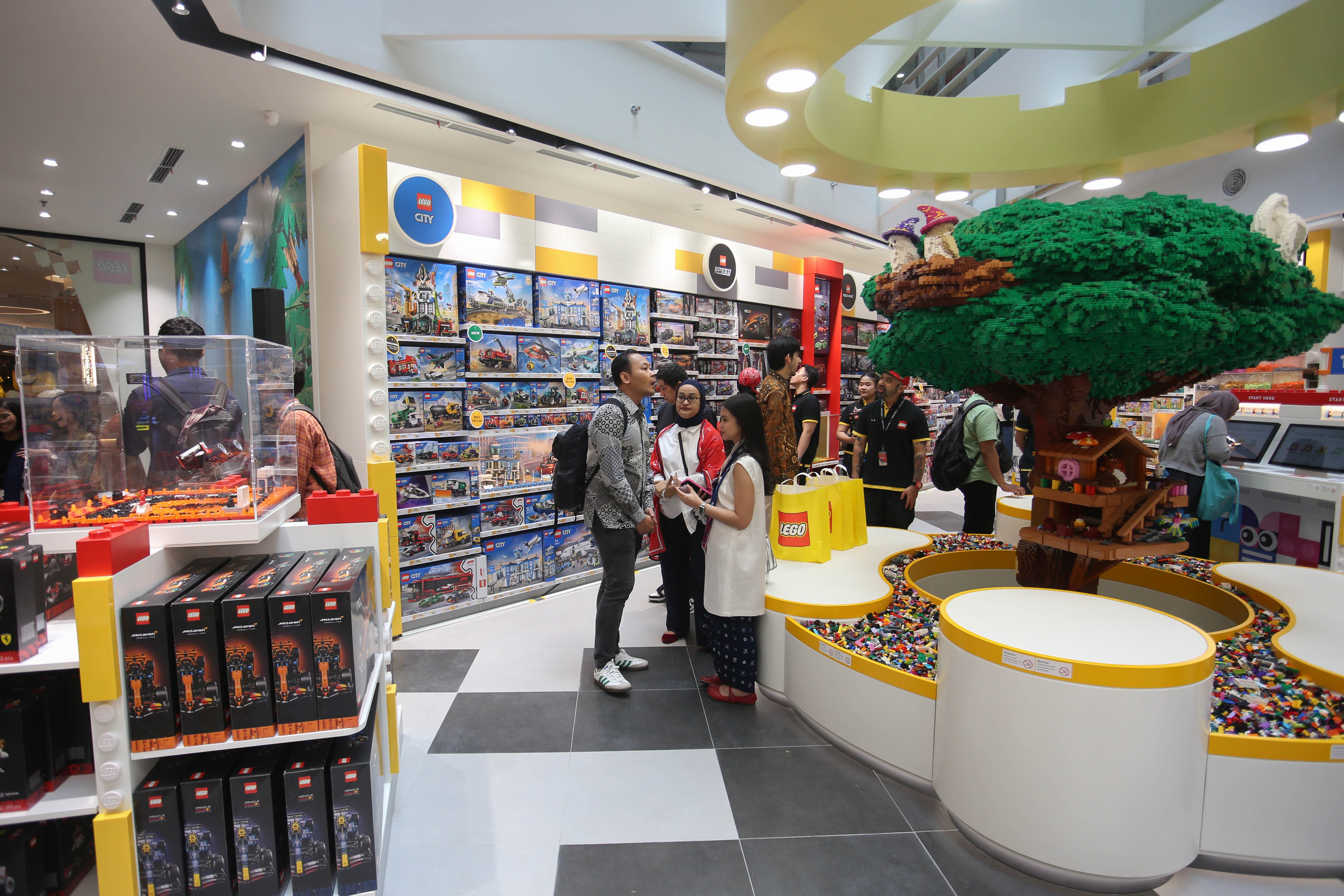 Pengunjung melihat mainan LEGO yang ditampilkan di LEGO Certified Store, Grand Indonesia East Mall, Jakarta, Jumat (24/4/2026). Gerai LEGO terbesar di Asia Tenggara ini dirancang menjadi spot bermain yang kreatif bagi anak-anak, keluarga dan para penggemar dengan menghadirkan pengalaman eksklusif melalui Minifigure Factory serta instalasi yang terinspirasi budaya Indonesia yakni komodo dan becak.