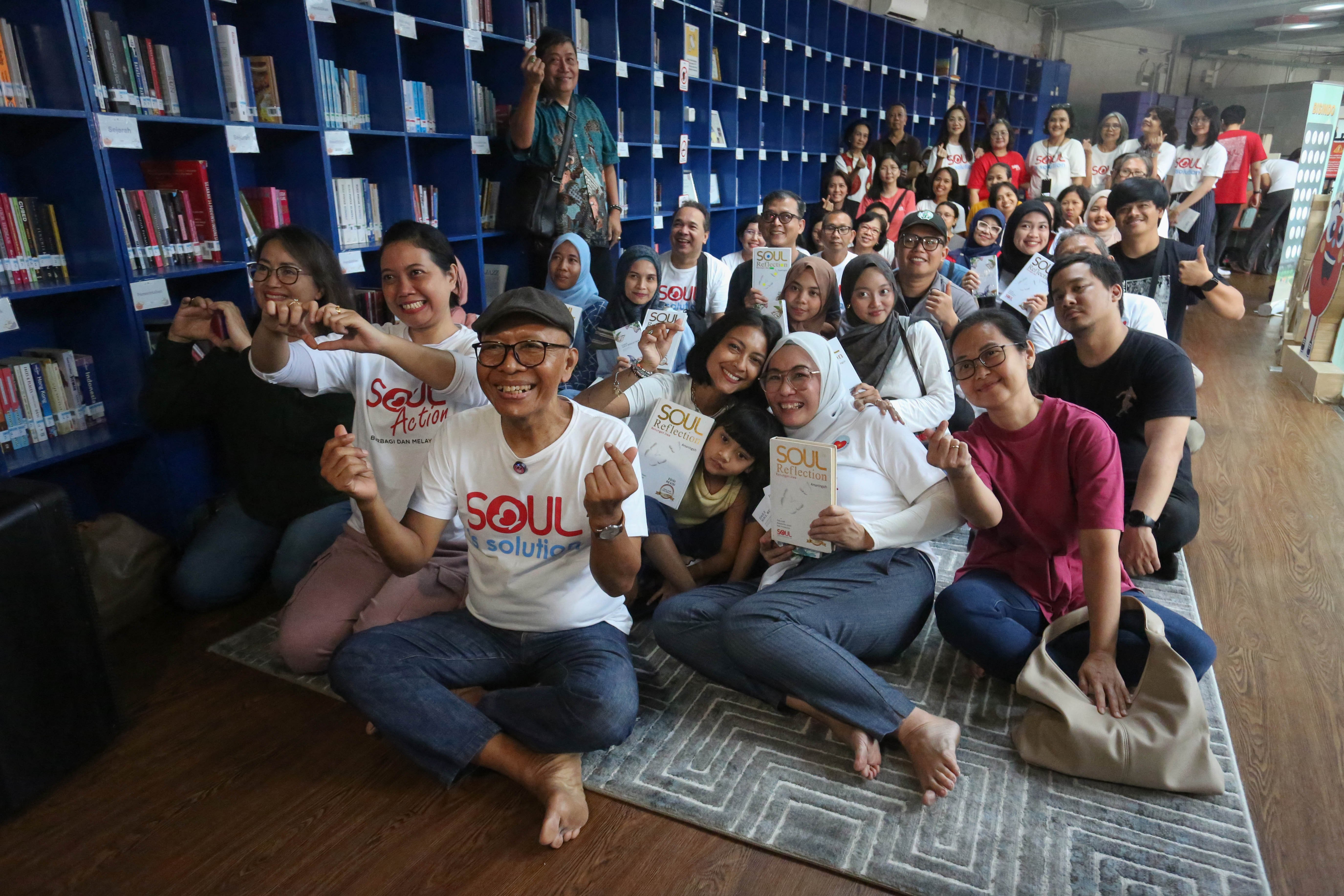 Peserta berfoto bersama usai kegiatan diskusi buku Soul Reflection di Perpustakaan Taman Literasi Martha Christina Tiahahu, Blok M, Jakarta, Sabtu (25/4/2026). Buku karya penulis Arsaningsih ini merupakan buku acak yang berisi tentang proses perenungan diri dari sejumlah kejadian yang telah dialami dalam kehidupan yang bermakna untuk memperbaiki diri guna mengisi hati dengan cinta dan kedamaian.