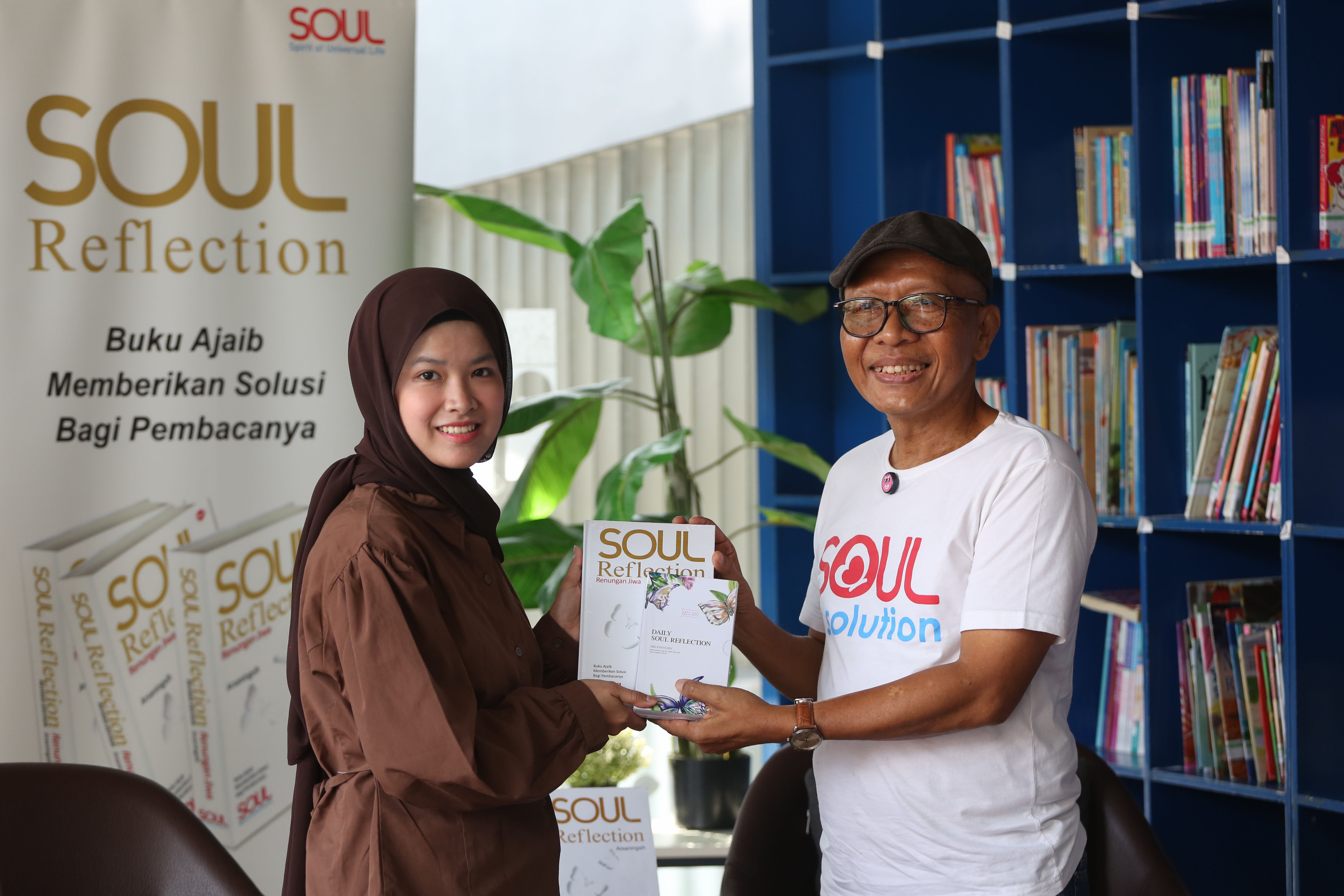 Mantan General Manager penerbit Bhuana Ilmu Populer (BIP) sekaligus editor buku Soul Reflection, Redemptus Suhartono (kanan) memberikan buku kepada peserta saat kegiatan diskusi buku di Perpustakaan Taman Literasi Martha Christina Tiahahu, Blok M, Jakarta, Sabtu (25/4/2026). Buku karya penulis Arsaningsih ini merupakan buku acak yang berisi tentang proses perenungan diri dari sejumlah kejadian yang telah dialami dalam kehidupan.