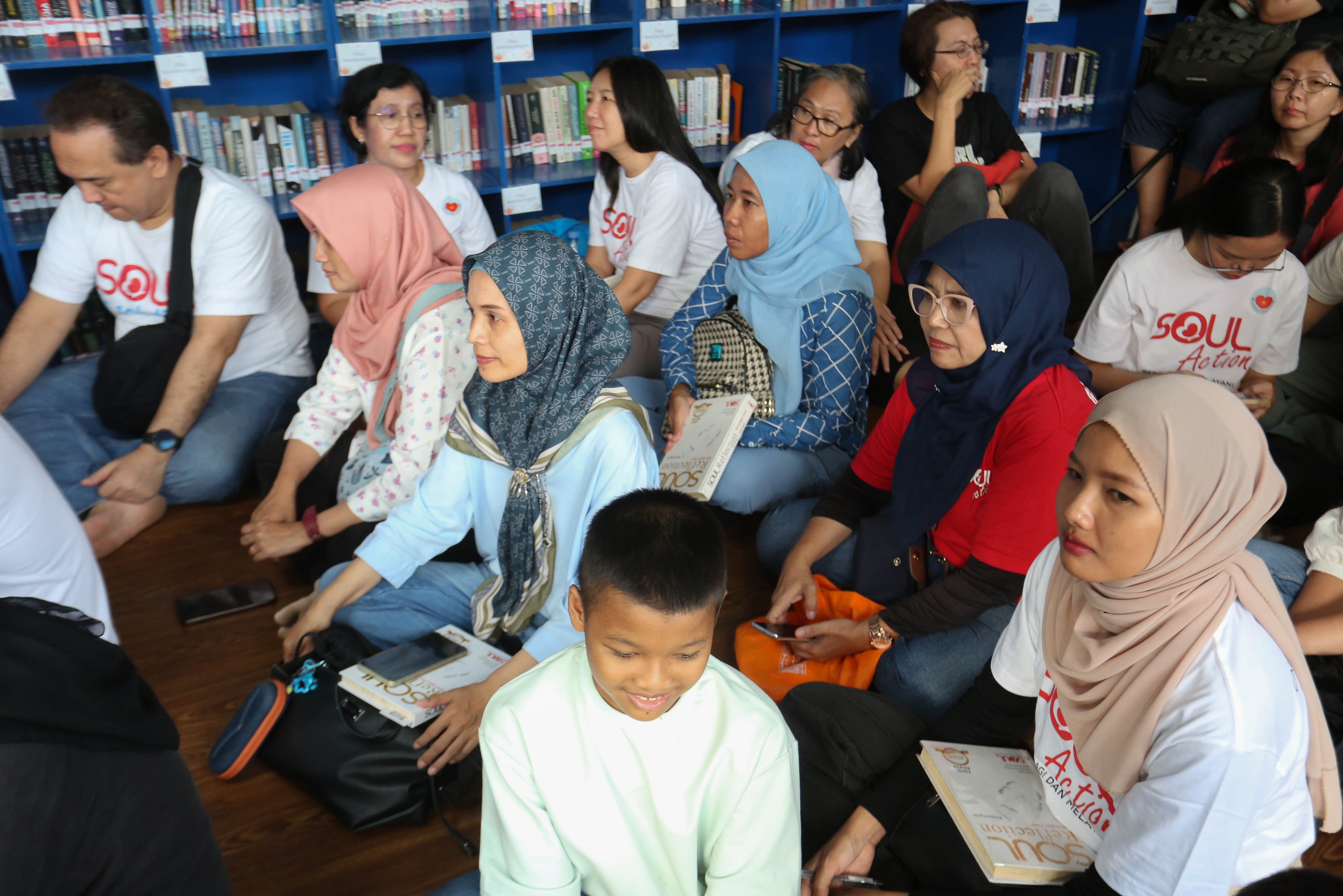 Peserta menyimak penjelasan narasumber saat kegiatan diskusi buku Soul Reflection di Perpustakaan Taman Literasi Martha Christina Tiahahu, Blok M, Jakarta, Sabtu (25/4/2026). Buku karya penulis Arsaningsih ini merupakan buku acak yang berisi tentang proses perenungan diri dari sejumlah kejadian yang telah dialami dalam kehidupan yang bermakna untuk memperbaiki diri guna mengisi hati dengan cinta dan kedamaian.
