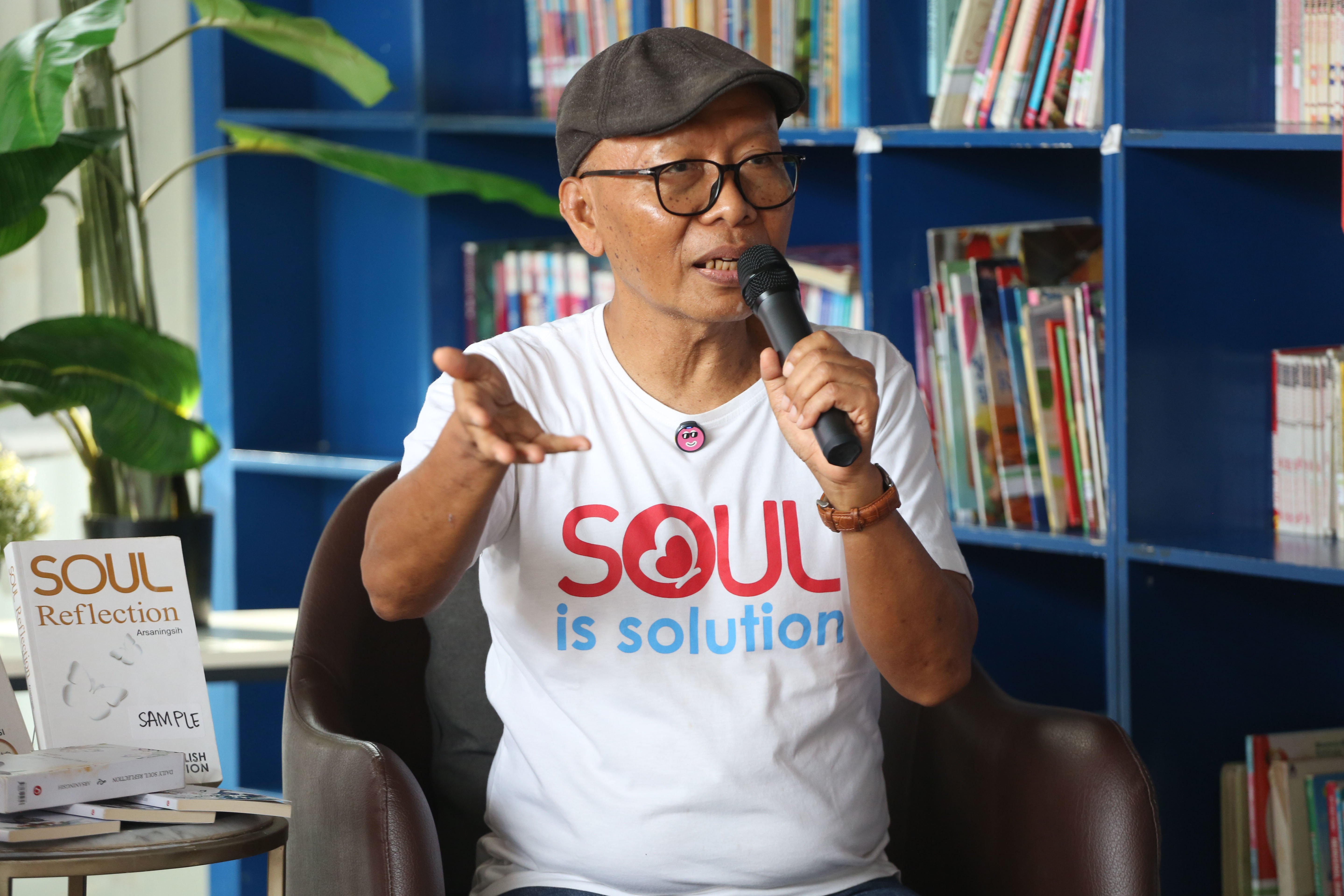 Mantan General Manager penerbit Bhuana Ilmu Populer (BIP) sekaligus editor buku Soul Reflection, Redemptus Suhartono menyampaikan paparan saat kegiatan diskusi buku di Perpustakaan Taman Literasi Martha Christina Tiahahu, Blok M, Jakarta, Sabtu (25/4/2026). Buku karya penulis Arsaningsih ini merupakan buku acak yang berisi tentang proses perenungan diri dari sejumlah kejadian yang telah dialami dalam kehidupan yang bermakna untuk memperbaiki diri guna mengisi hati dengan cinta dan kedamaian.