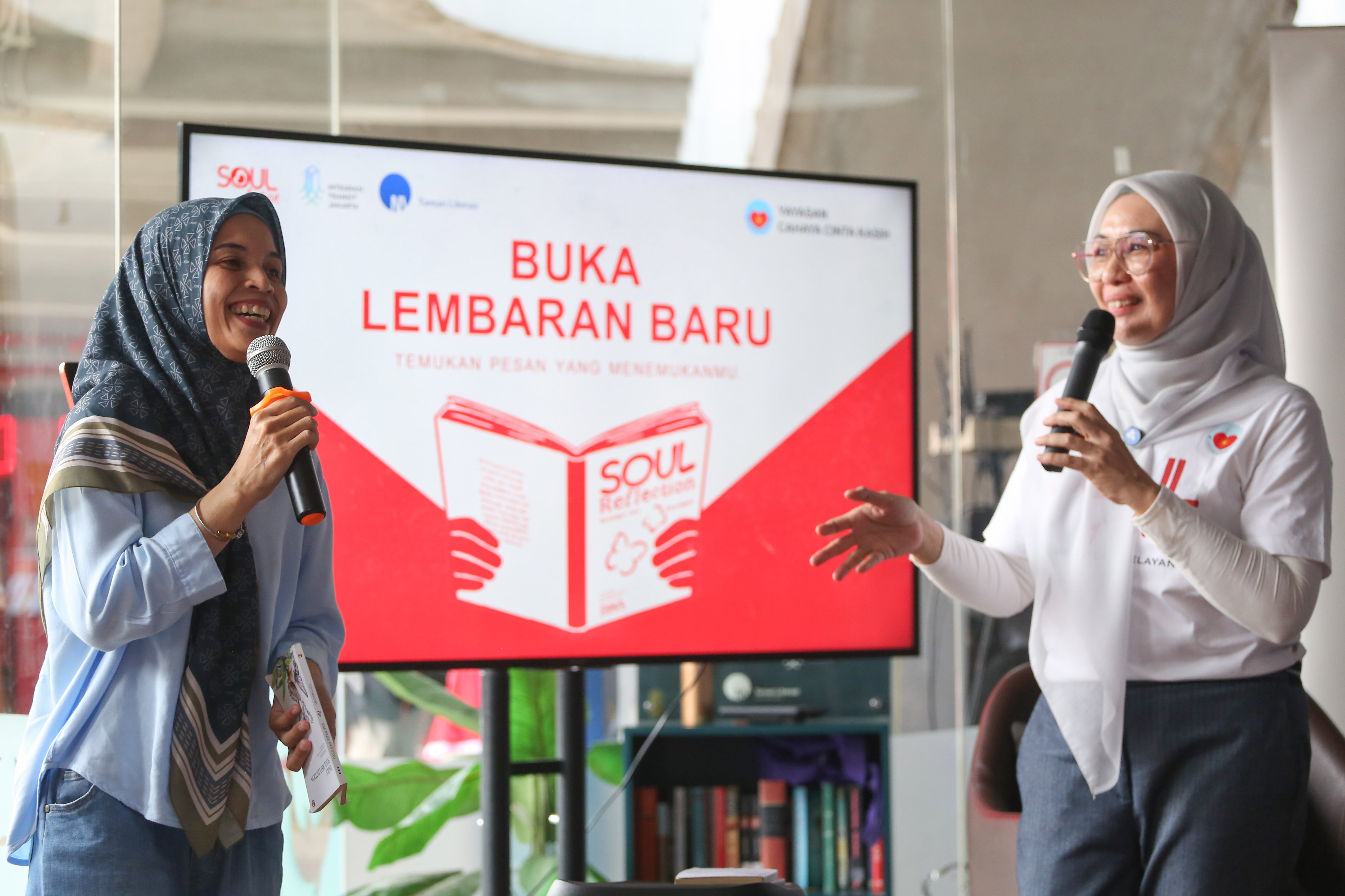Peserta membagikan pengalamannya saat kegiatan diskusi buku Soul Reflection di Perpustakaan Taman Literasi Martha Christina Tiahahu, Blok M, Jakarta, Sabtu (25/4/2026). Buku karya penulis Arsaningsih ini merupakan buku acak yang berisi tentang proses perenungan diri dari sejumlah kejadian yang telah dialami dalam kehidupan yang bermakna untuk memperbaiki diri guna mengisi hati dengan cinta dan kedamaian.