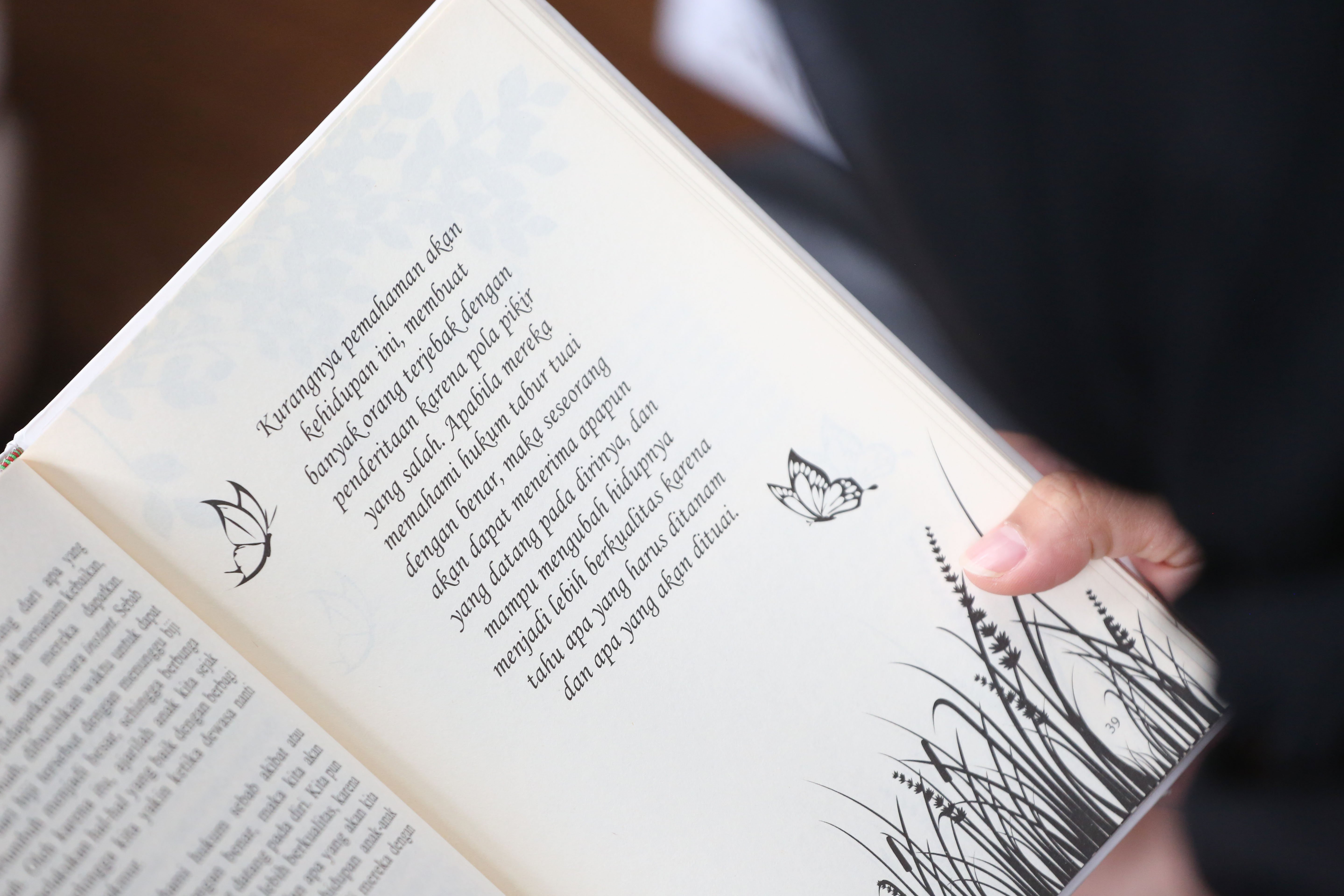 Peserta membaca buku Soul Reflection saat kegiatan diskusi buku di Perpustakaan Taman Literasi Martha Christina Tiahahu, Blok M, Jakarta, Sabtu (25/4/2026). Buku karya penulis Arsaningsih ini merupakan buku acak yang berisi tentang proses perenungan diri dari sejumlah kejadian yang telah dialami dalam kehidupan yang bermakna untuk memperbaiki diri guna mengisi hati dengan cinta dan kedamaian.