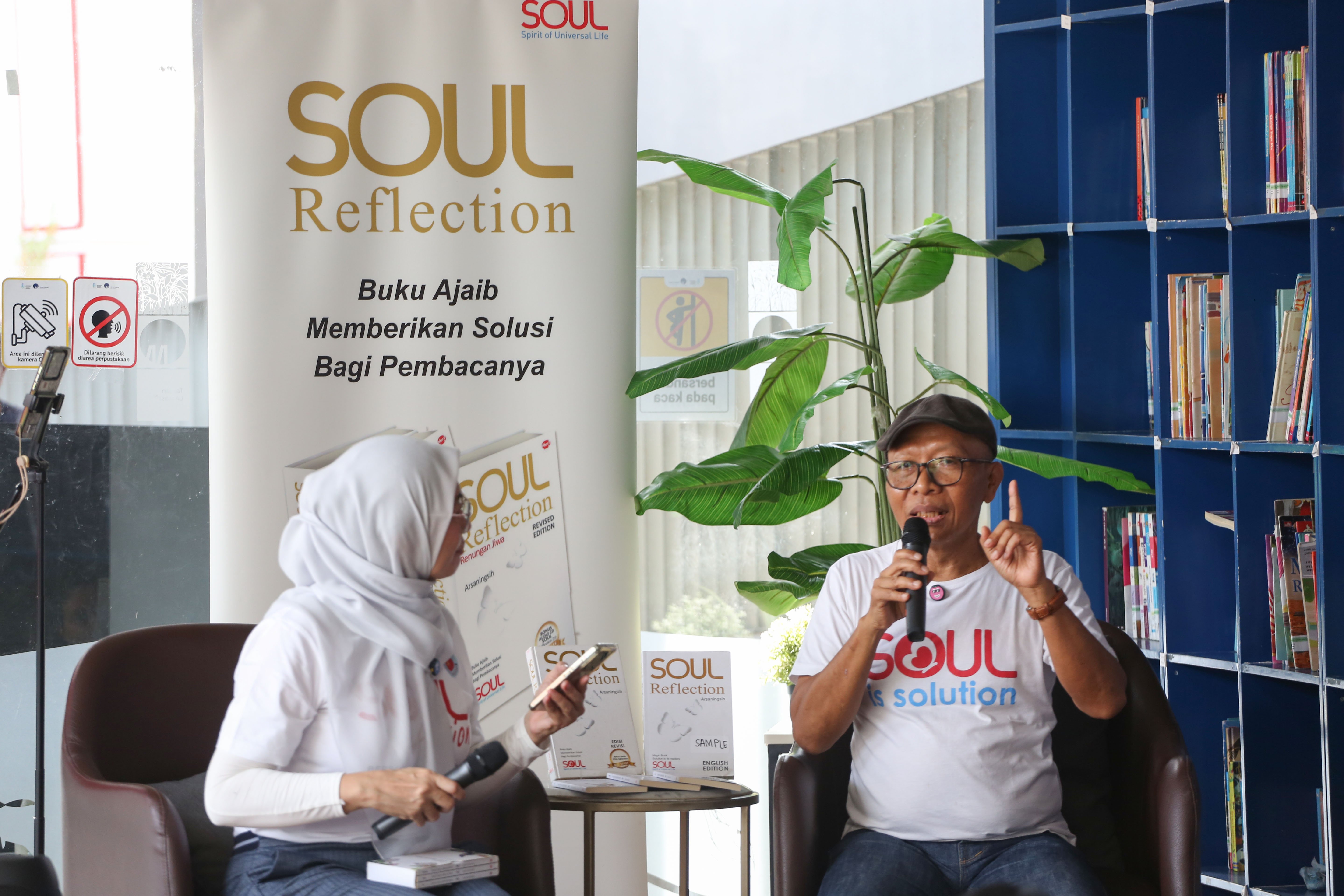 Mantan General Manager penerbit Bhuana Ilmu Populer (BIP) sekaligus editor buku Soul Reflection, Redemptus Suhartono (kanan) menyampaikan paparan saat kegiatan diskusi buku di Perpustakaan Taman Literasi Martha Christina Tiahahu, Blok M, Jakarta, Sabtu (25/4/2026). Buku karya penulis Arsaningsih ini merupakan buku acak yang berisi tentang proses perenungan diri dari sejumlah kejadian yang telah dialami dalam kehidupan yang bermakna untuk memperbaiki diri guna mengisi hati dengan cinta dan kedamaian.