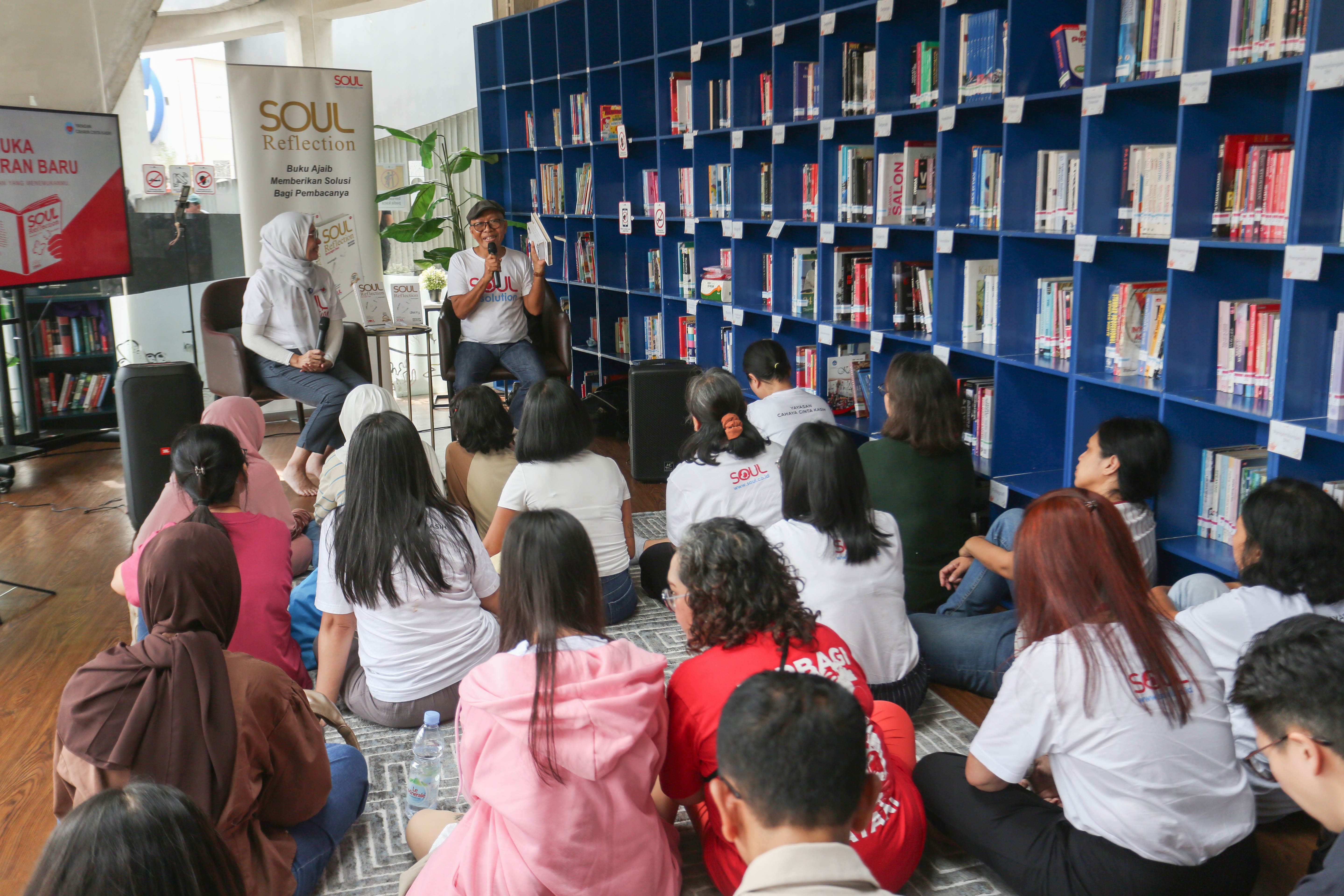 Mantan General Manager penerbit Bhuana Ilmu Populer (BIP) sekaligus editor buku Soul Reflection, Redemptus Suhartono (kanan) menyampaikan paparan saat kegiatan diskusi buku di Perpustakaan Taman Literasi Martha Christina Tiahahu, Blok M, Jakarta, Sabtu (25/4/2026). Buku karya penulis Arsaningsih ini merupakan buku acak yang berisi tentang proses perenungan diri dari sejumlah kejadian yang telah dialami dalam kehidupan yang bermakna untuk memperbaiki diri guna mengisi hati dengan cinta dan kedamaian.