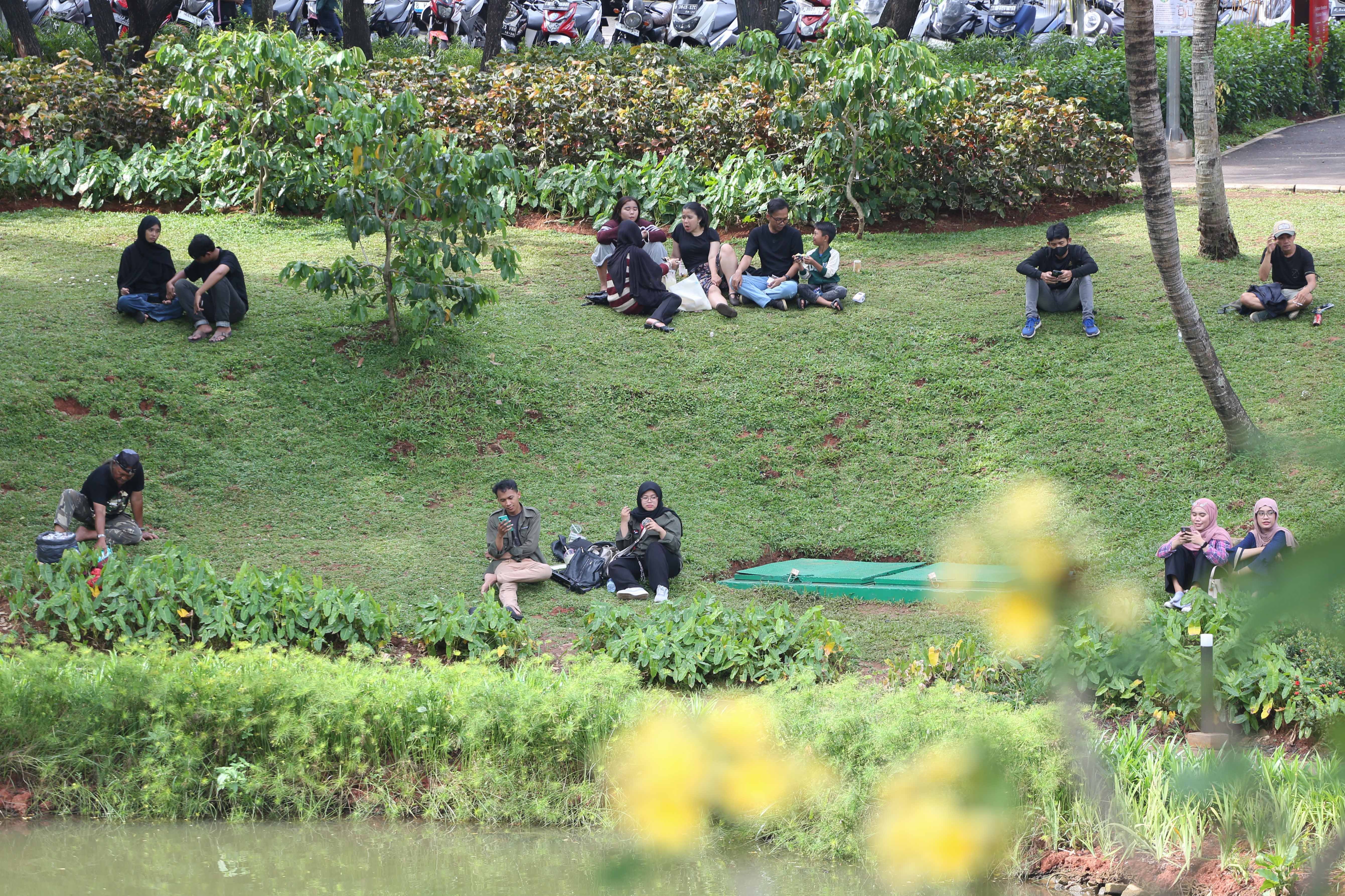 Warga berpiknik di Taman Bendera Pusaka, Kebayoran Baru, Jakarta Selatan, Sabtu (25/4/2026). Taman seluas 5,6 hektare yang menawarkan suasana asri dan dilengkapi dengan fasilitas seperti area piknik, lapangan olahraga, hingga tempat bermain anak ini menjadi destinasi wisata baru bagi masyarakat dalam menghabiskan waktu akhir pekan.