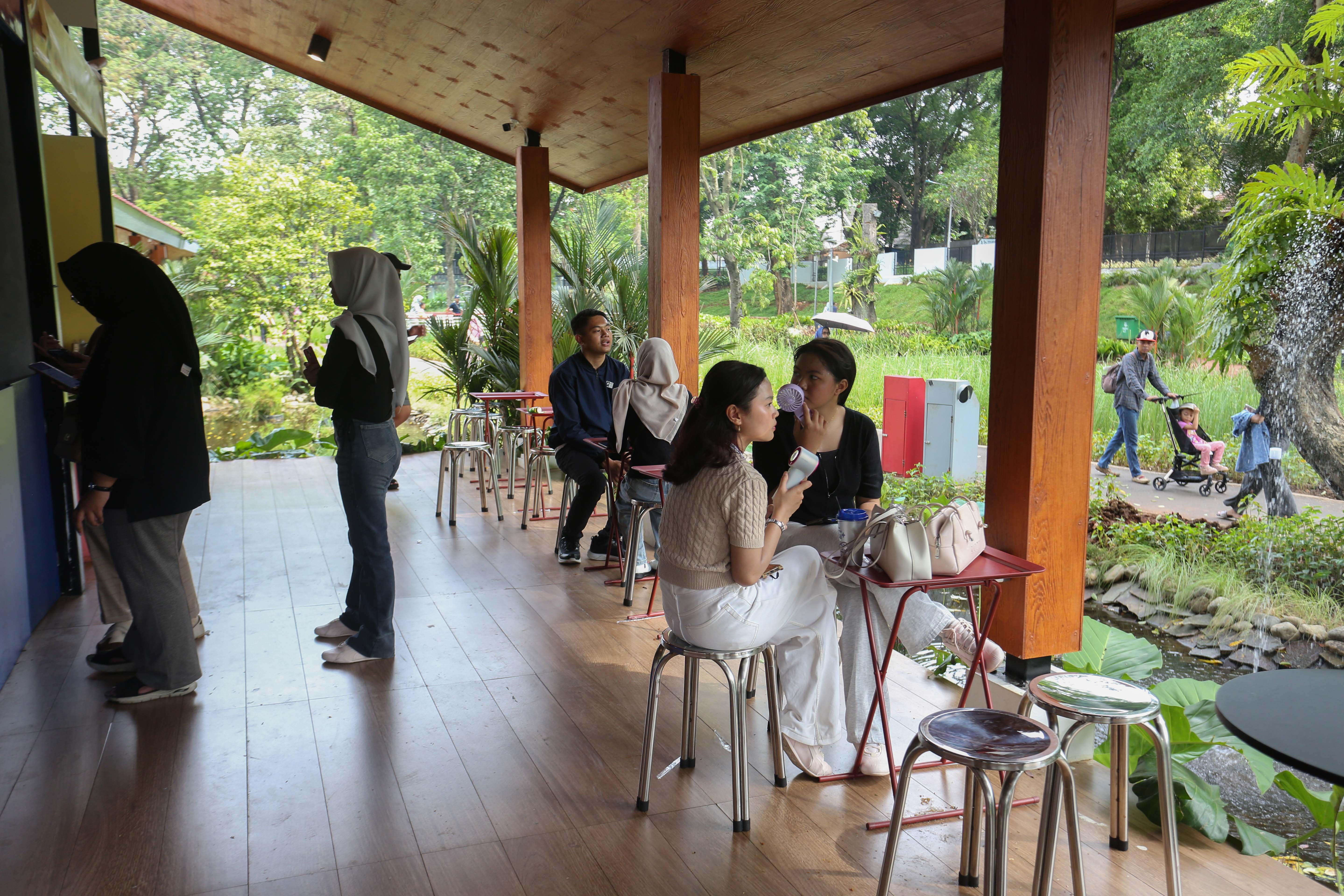 Warga bersantai di area UMKM Taman Bendera Pusaka, Kebayoran Baru, Jakarta Selatan, Sabtu (25/4/2026). Taman seluas 5,6 hektare yang menawarkan suasana asri dan dilengkapi dengan fasilitas seperti area piknik, lapangan olahraga, hingga tempat bermain anak ini menjadi destinasi wisata baru bagi masyarakat dalam menghabiskan waktu akhir pekan.