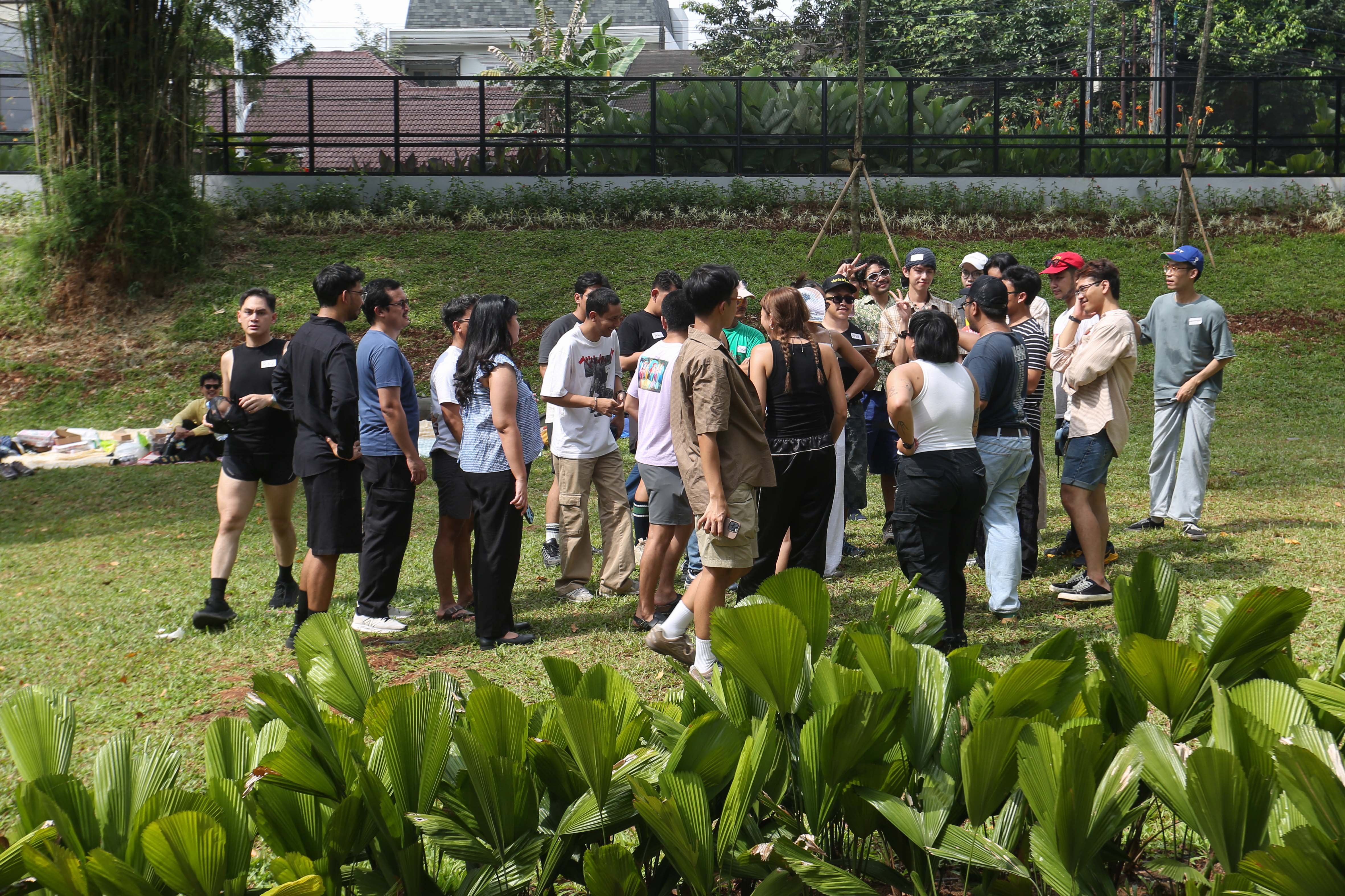 Warga berpiknik di Taman Bendera Pusaka, Kebayoran Baru, Jakarta Selatan, Sabtu (25/4/2026). Taman seluas 5,6 hektare yang menawarkan suasana asri dan dilengkapi dengan fasilitas seperti area piknik, lapangan olahraga, hingga tempat bermain anak ini menjadi destinasi wisata baru bagi masyarakat dalam menghabiskan waktu akhir pekan.