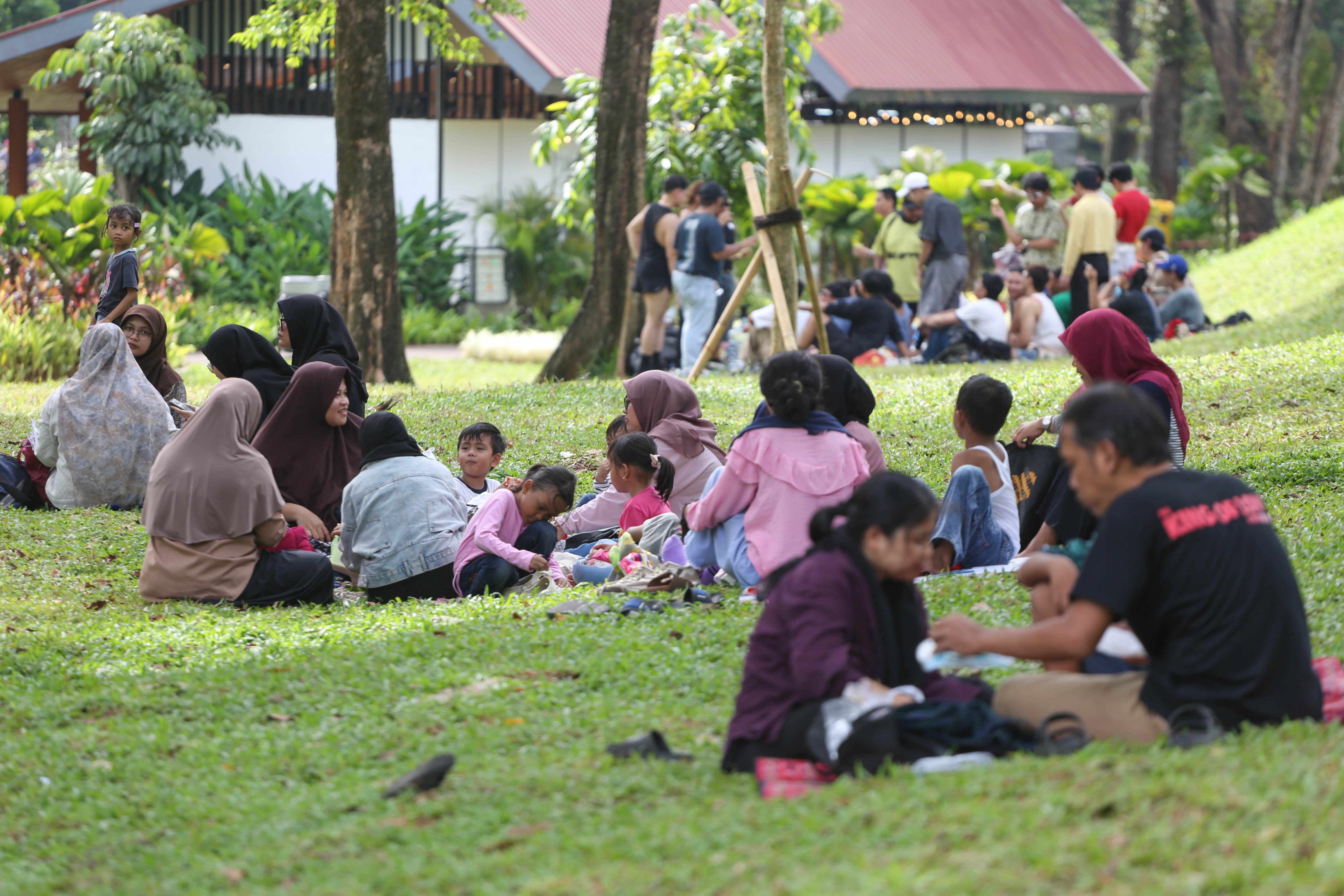 Warga berpiknik di Taman Bendera Pusaka, Kebayoran Baru, Jakarta Selatan, Sabtu (25/4/2026). Taman seluas 5,6 hektare yang menawarkan suasana asri dan dilengkapi dengan fasilitas seperti area piknik, lapangan olahraga, hingga tempat bermain anak ini menjadi destinasi wisata baru bagi masyarakat dalam menghabiskan waktu akhir pekan.