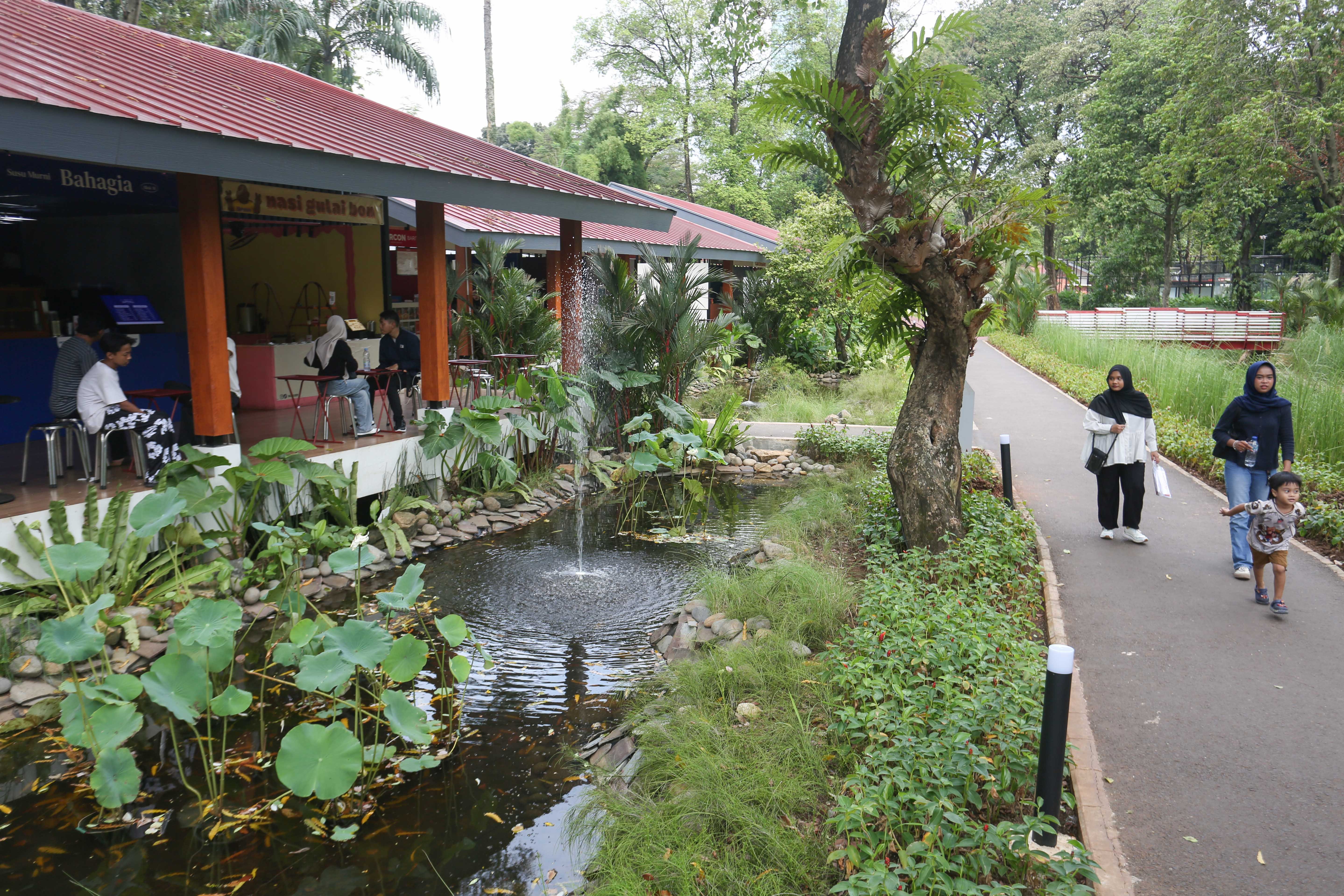 Warga berjalan di Taman Bendera Pusaka, Kebayoran Baru, Jakarta Selatan, Sabtu (25/4/2026). Taman seluas 5,6 hektare yang menawarkan suasana asri dan dilengkapi dengan fasilitas seperti area piknik, lapangan olahraga, hingga tempat bermain anak ini menjadi destinasi wisata baru bagi masyarakat dalam menghabiskan waktu akhir pekan.