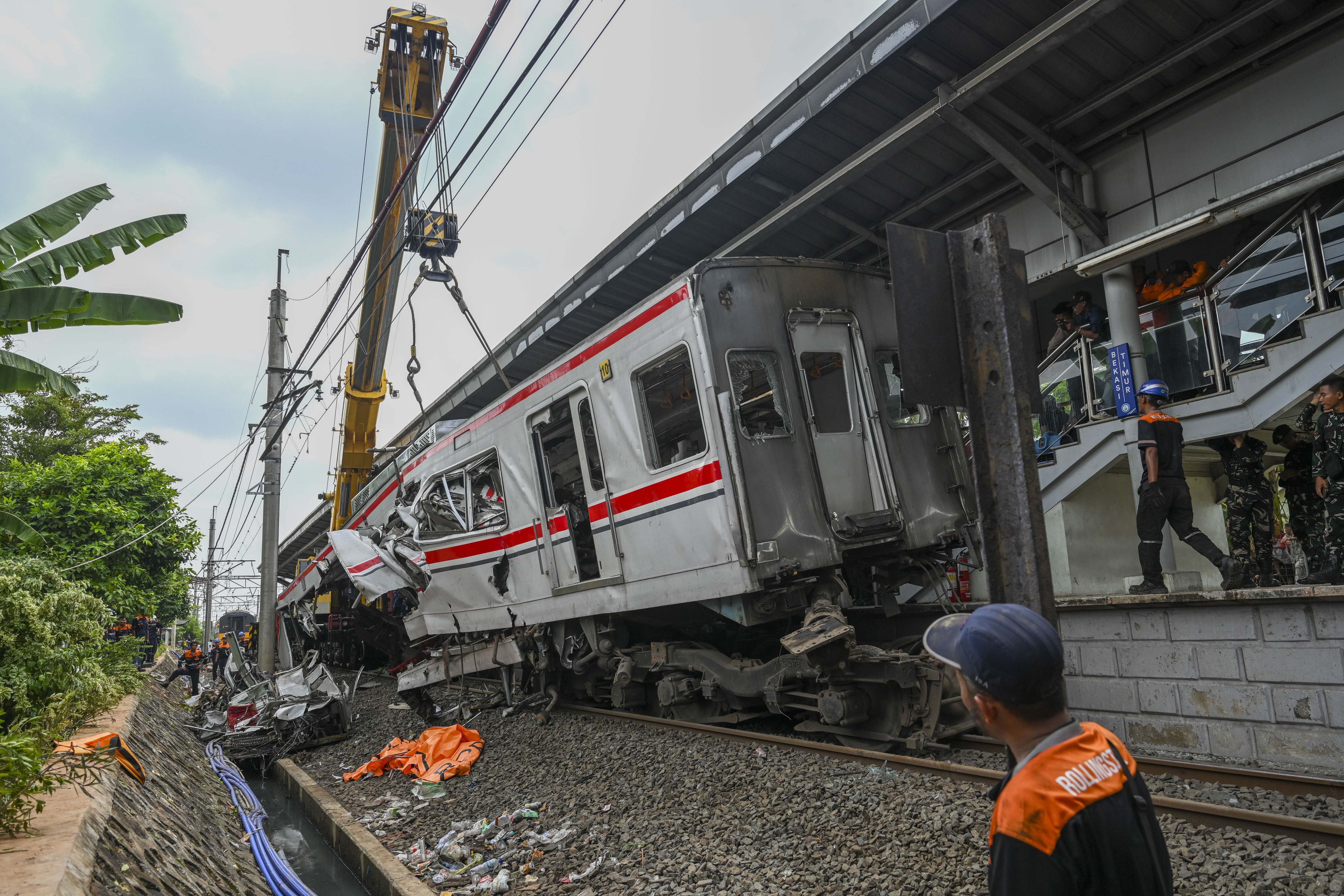 Petugas menggunakan alat berat mengevakuasi gerbong KRL Commuterline usai bertabrakan dengan KA Argo Bromo Anggrek relasi Gambir-Surabaya Pasar Turi di Stasiun Bekasi Timur, Bekasi, Jawa Barat, Selasa (28/4/2026). Menurut data PT KAI sebanyak 14 orang meninggal dunia dan 84 orang mengalami luka dan para korban dirawat di sejumlah rumah sakit.