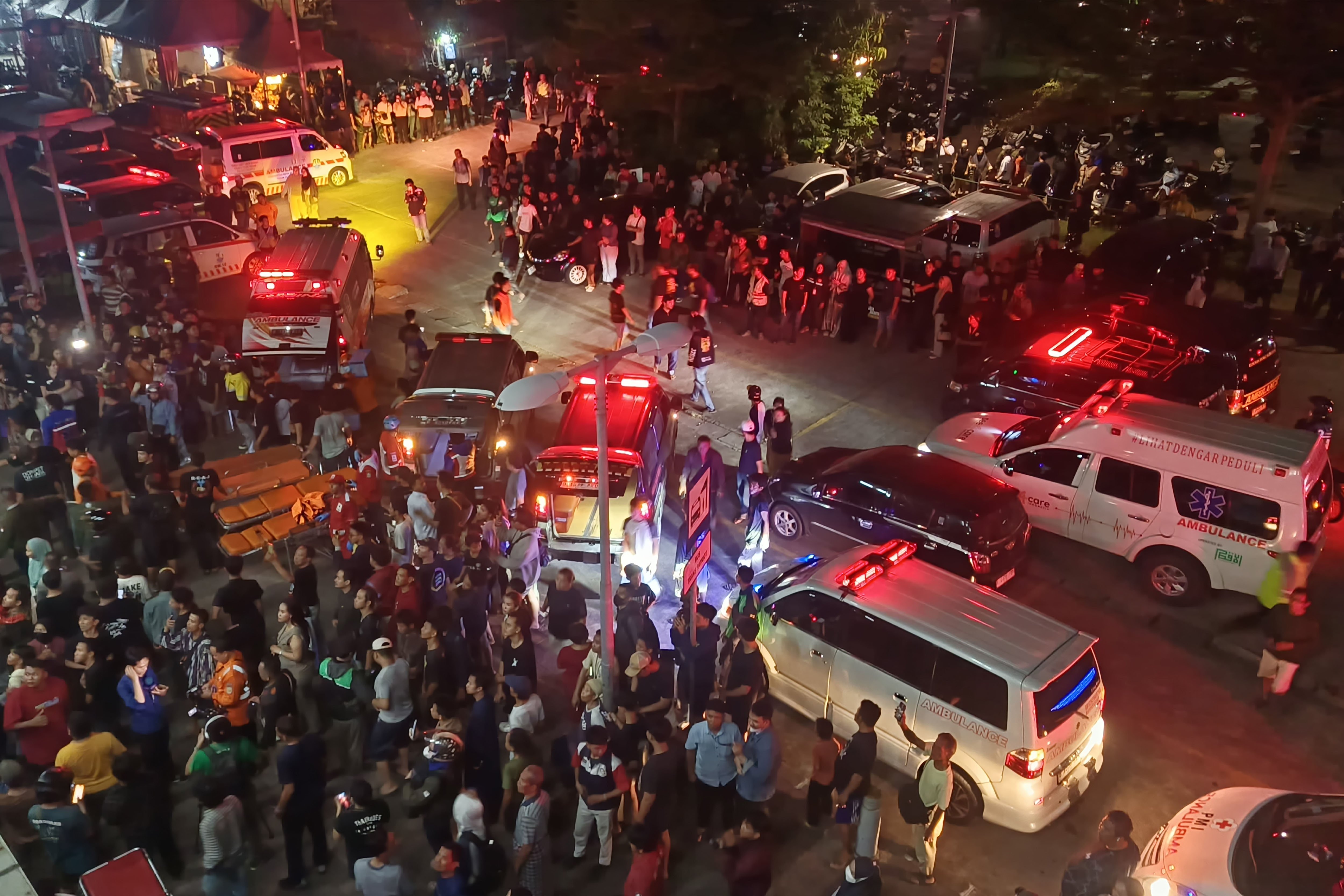 Mobil ambulans terparkir saat evakuasi kecelakaan kereta rel listrik (KRL) Commuter Line dengan kereta jarak jauh di Stasiun Bekasi Timur, Bekasi, Jawa Barat, Senin (27/4/2026). PT Kereta Api Indonesia (Persero) Daerah Operasi 1 Jakarta menyampaikan telah terjadi gangguan perjalanan kereta api di wilayah Bekasi Timur pada Senin (27/4) pukul 20.52 WIB akibat tertabraknya KRL dengan KA Argo Bromo Anggrek relasi Gambir–Surabaya Pasar Turi.