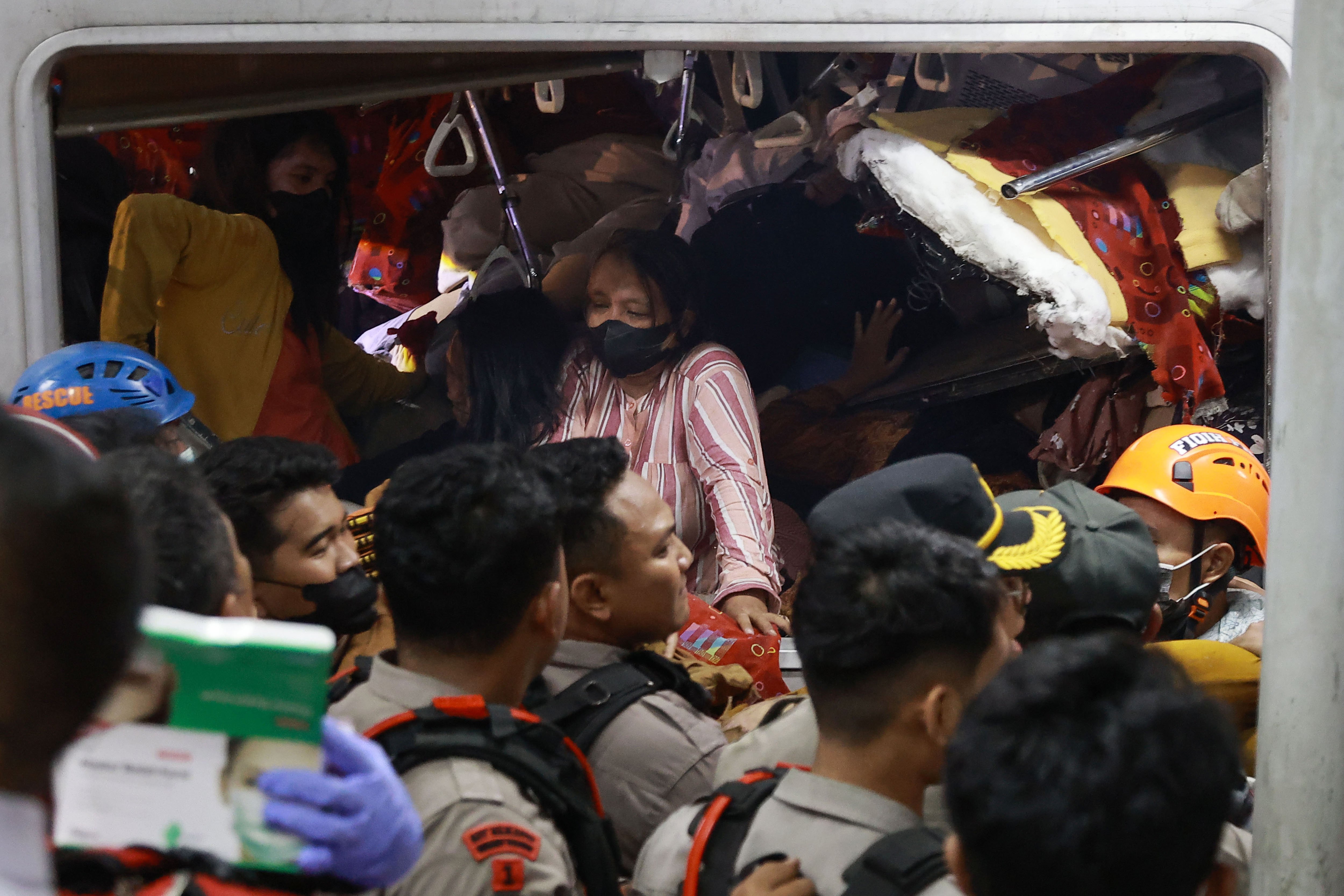 Penumpang terjebak di dalam gerbong KRL Commuter Line yang bertabrakan dengan KA Argo Bromo Anggrek relasi Gambir-Surabaya Pasar Turi di Stasiun Bekasi Timur, Bekasi, Jawa Barat, Senin (27/4/2026). 