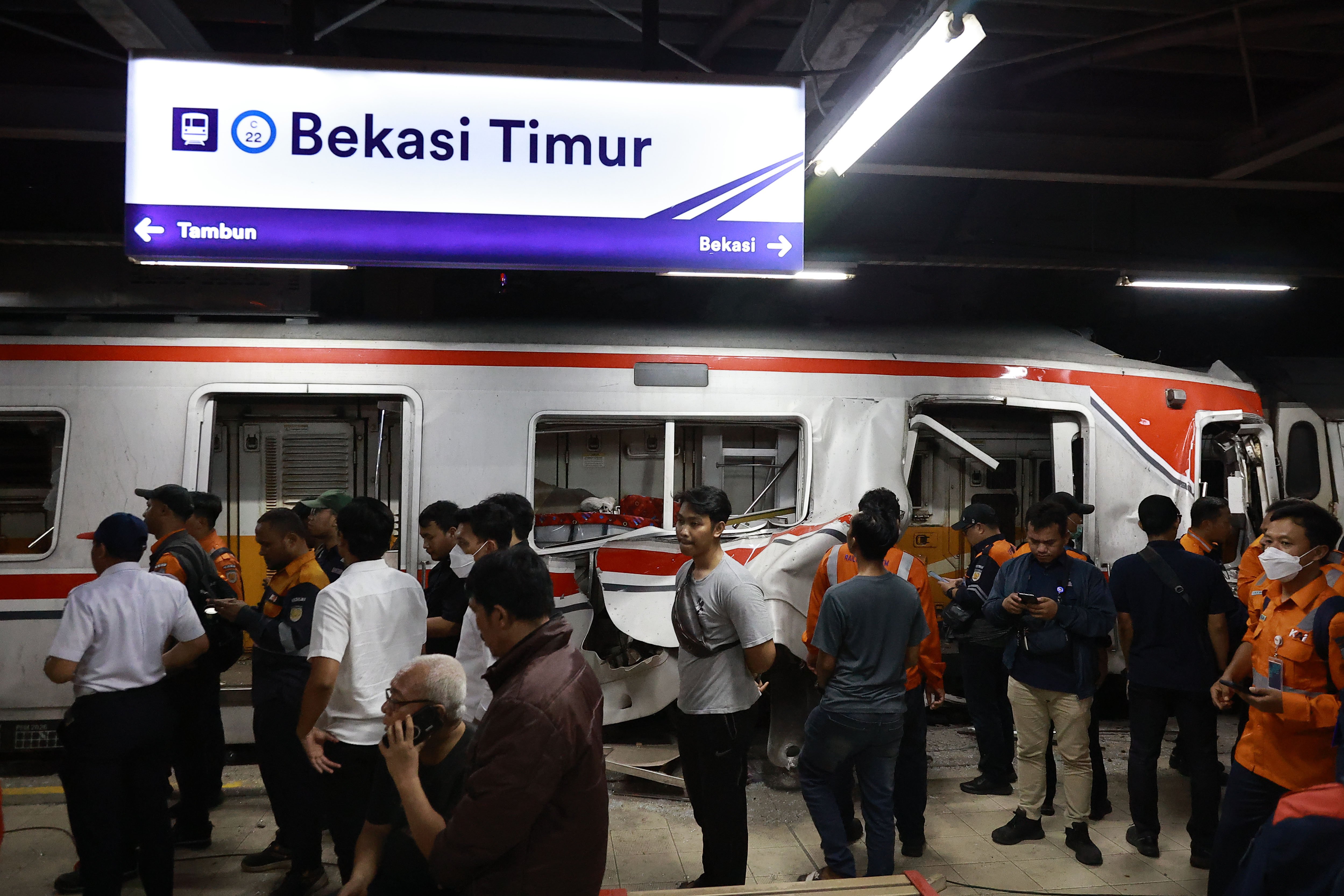 Kondisi gerbong KRL Commuter Line yang bertabrakan dengan KA Argo Bromo Anggrek relasi Gambir-Surabaya Pasar Turi di Stasiun Bekasi Timur, Bekasi, Jawa Barat, Senin (27/4/2026). 