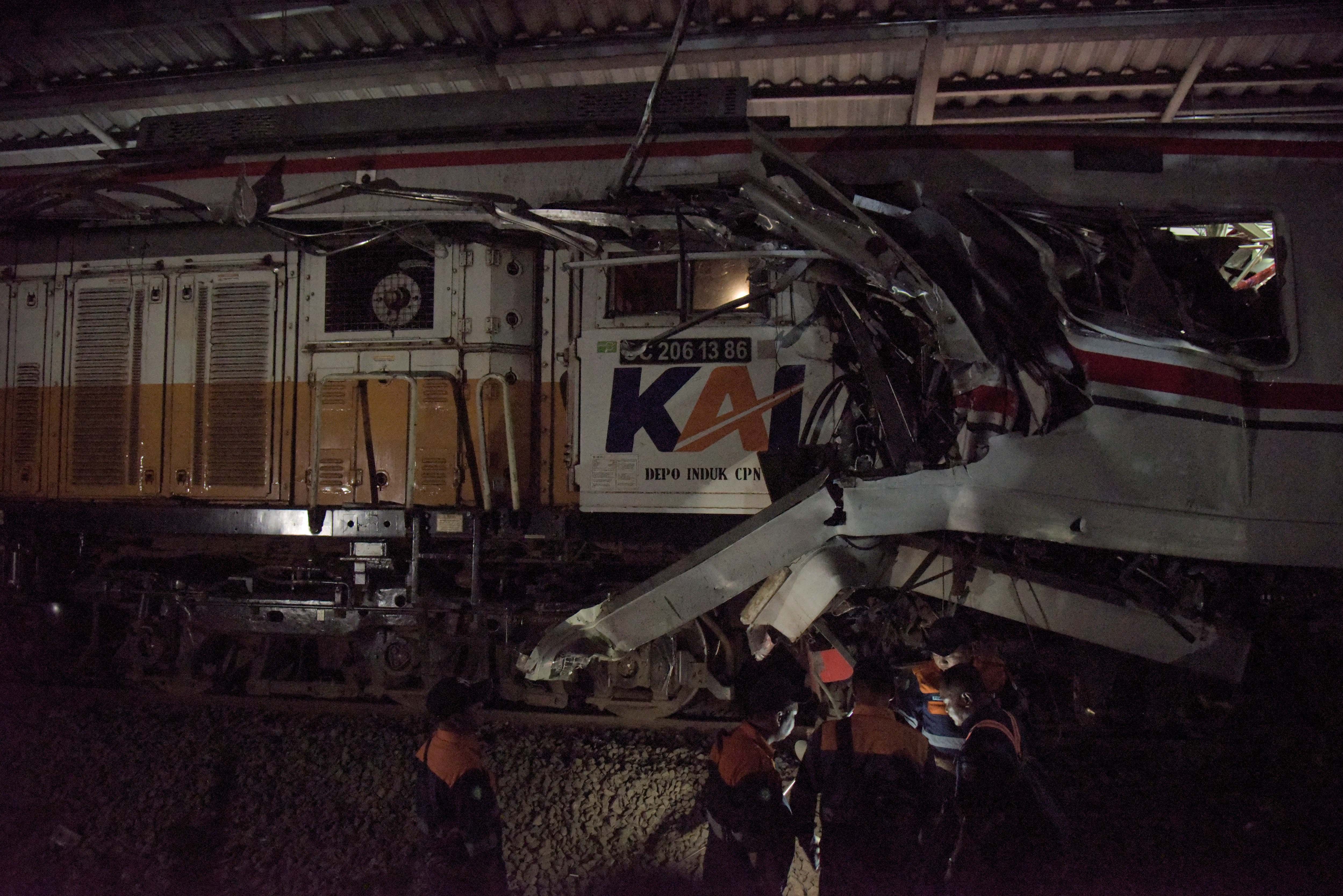 Petugas memeriksa kondisi gerbong KRL Commuter Line yang bertabrakan dengan KA Argo Bromo Anggrek relasi Gambir-Surabaya Pasar Turi di Stasiun Bekasi Timur, Bekasi, Jawa Barat, Senin (27/4/2026). 