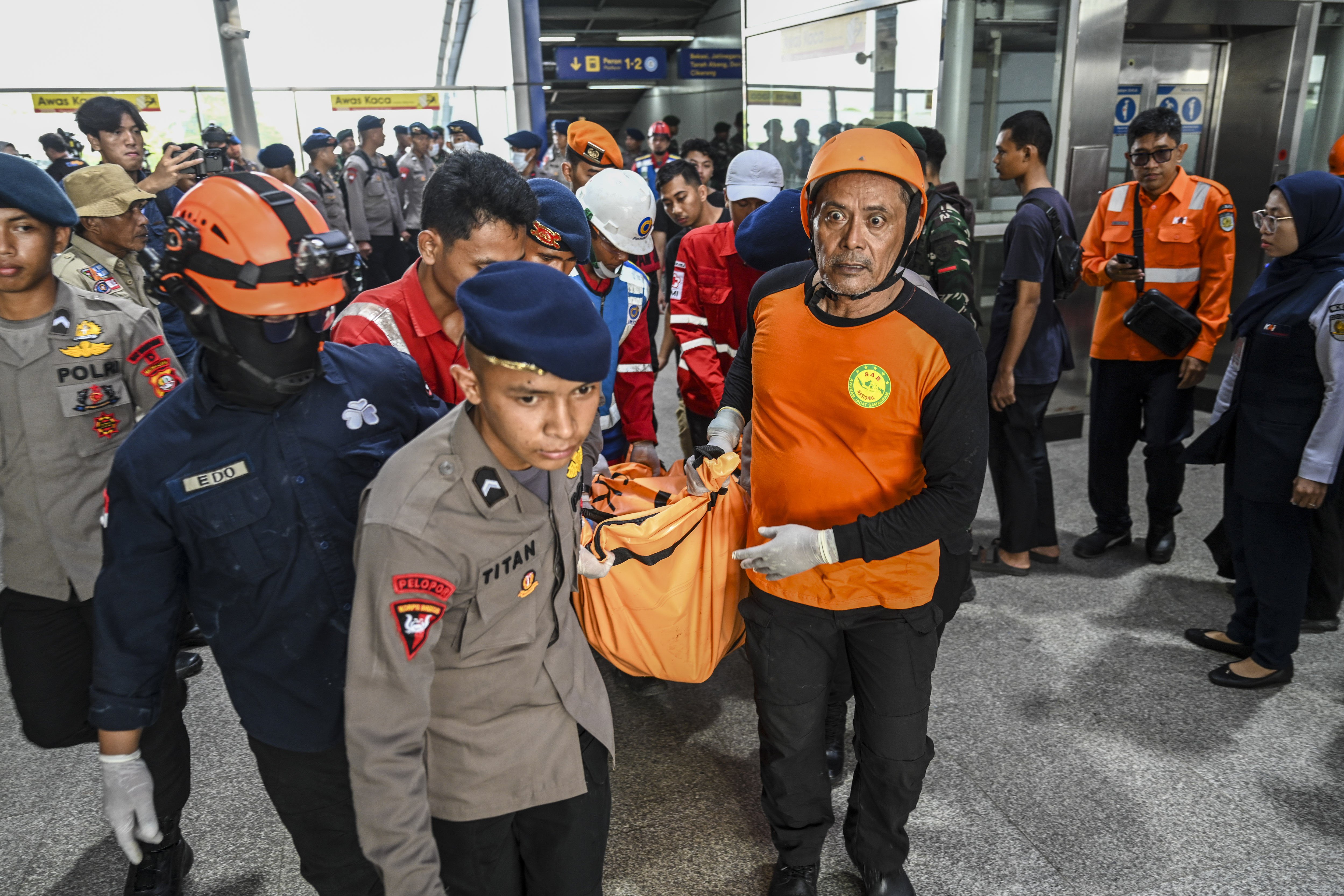 Petugas mengevakuasi korban kecelakaan KRL Commuterline dan KA Argo Bromo Anggrek relasi Gambir-Surabaya Pasar Turi pascakecelakaan di Stasiun Bekasi Timur, Bekasi, Jawa Barat, Selasa (28/4/2026). Menurut data KAI hingga pukul 08.45 WIB sebanyak 14 orang meninggal dunia dan 84 korban luka, akibat kecelakaan kereta api (KA) Argo Bromo Anggrek dengan KRL Commuter Line. 