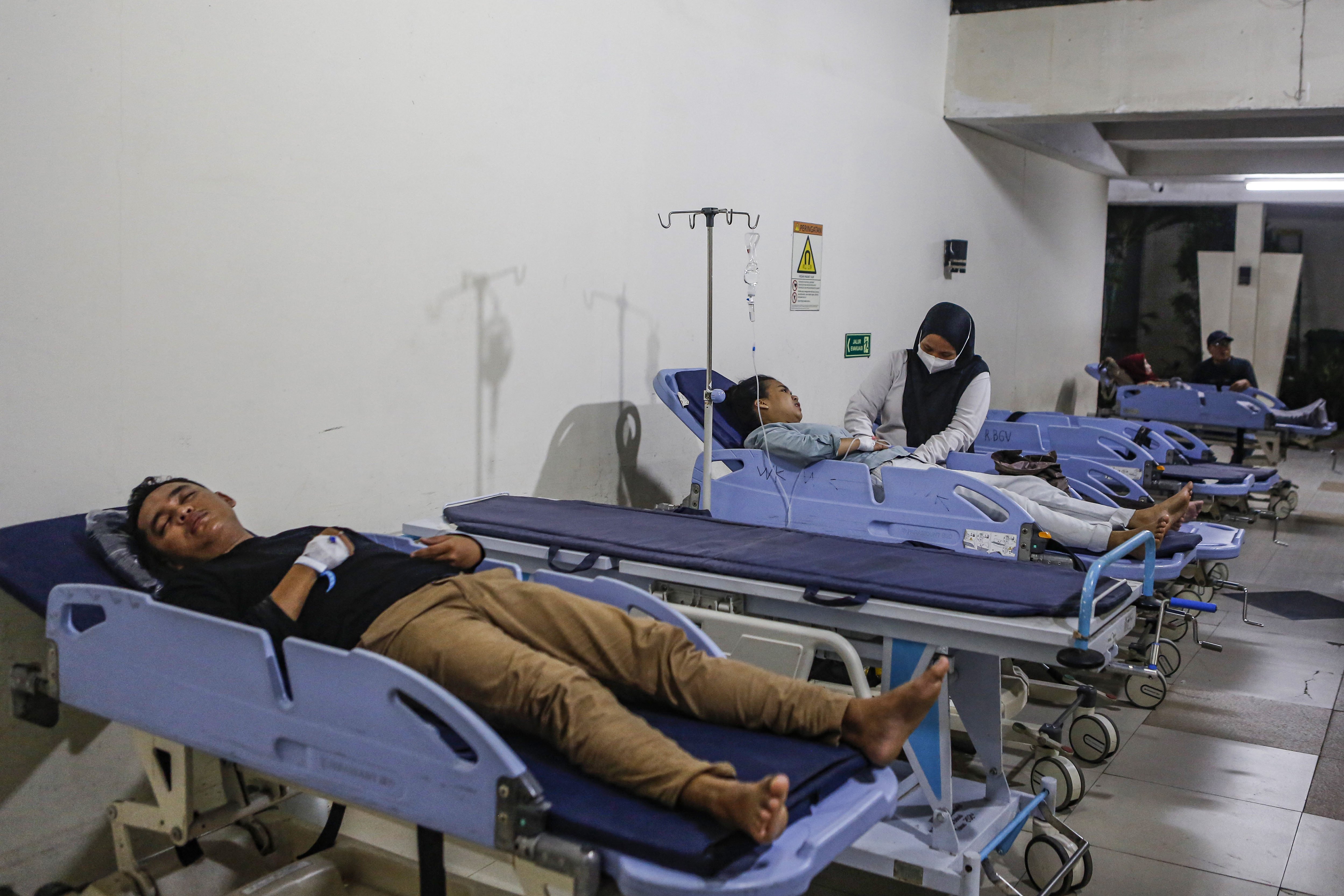 Sejumlah korban kecelakaan antara KRL Commuter Line dengan KA Argo Bromo Anggrek relasi Gambir-Surabaya Pasar Turi dirawat di ruang IGD Rumah Sakit Umum Daerah (RSUD) Bekasi, Jawa Barat, Selasa (28/4/2026). 