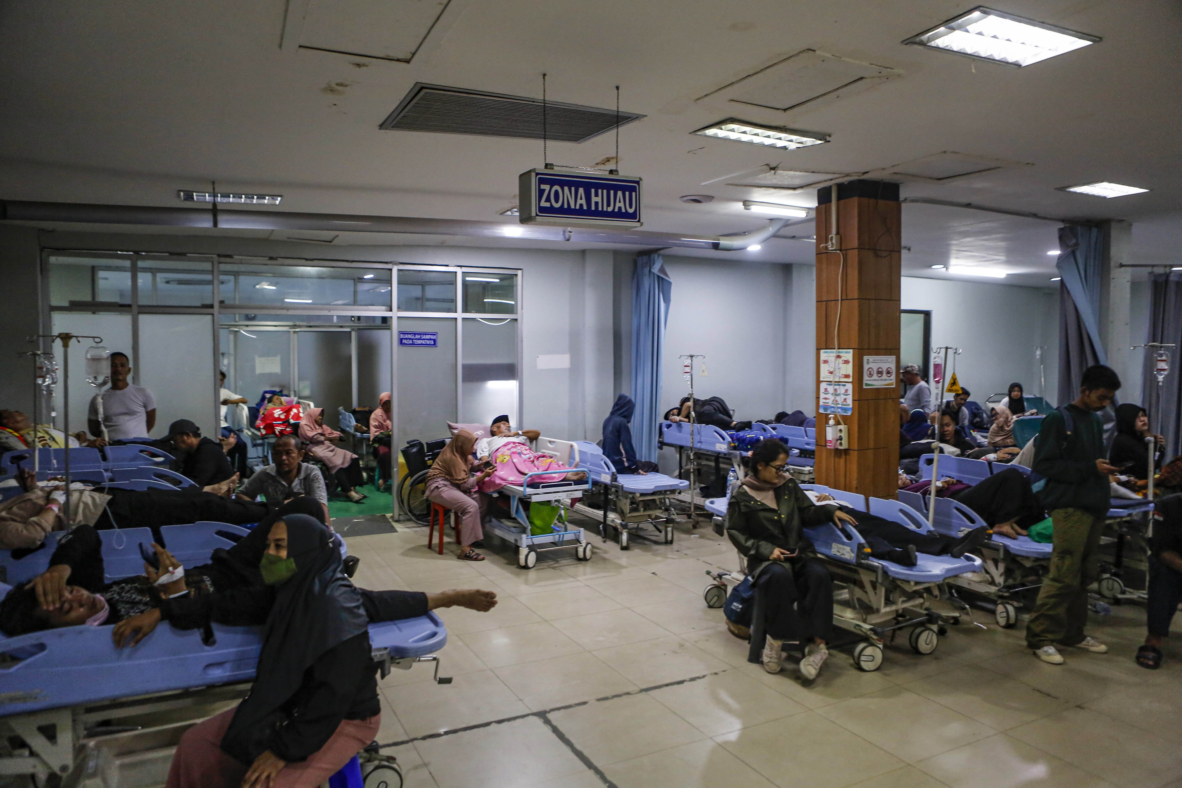 Sejumlah korban kecelakaan antara KRL Commuter Line dengan KA Argo Bromo Anggrek relasi Gambir-Surabaya Pasar Turi dirawat di ruang IGD Rumah Sakit Umum Daerah (RSUD) Bekasi, Jawa Barat, Selasa (28/4/2026). 